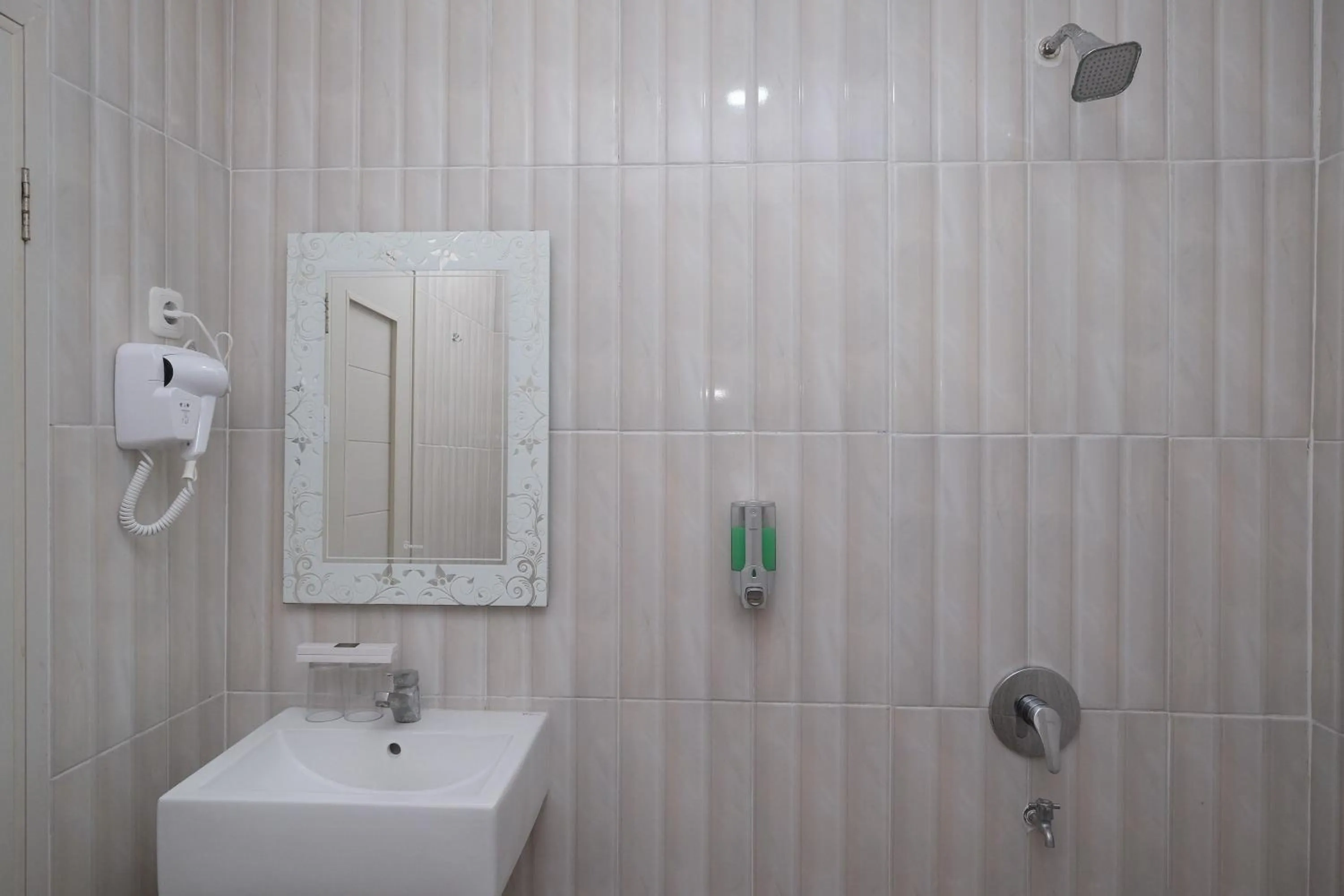 Bathroom in Urbanview Hotel DJ Inn Tegal