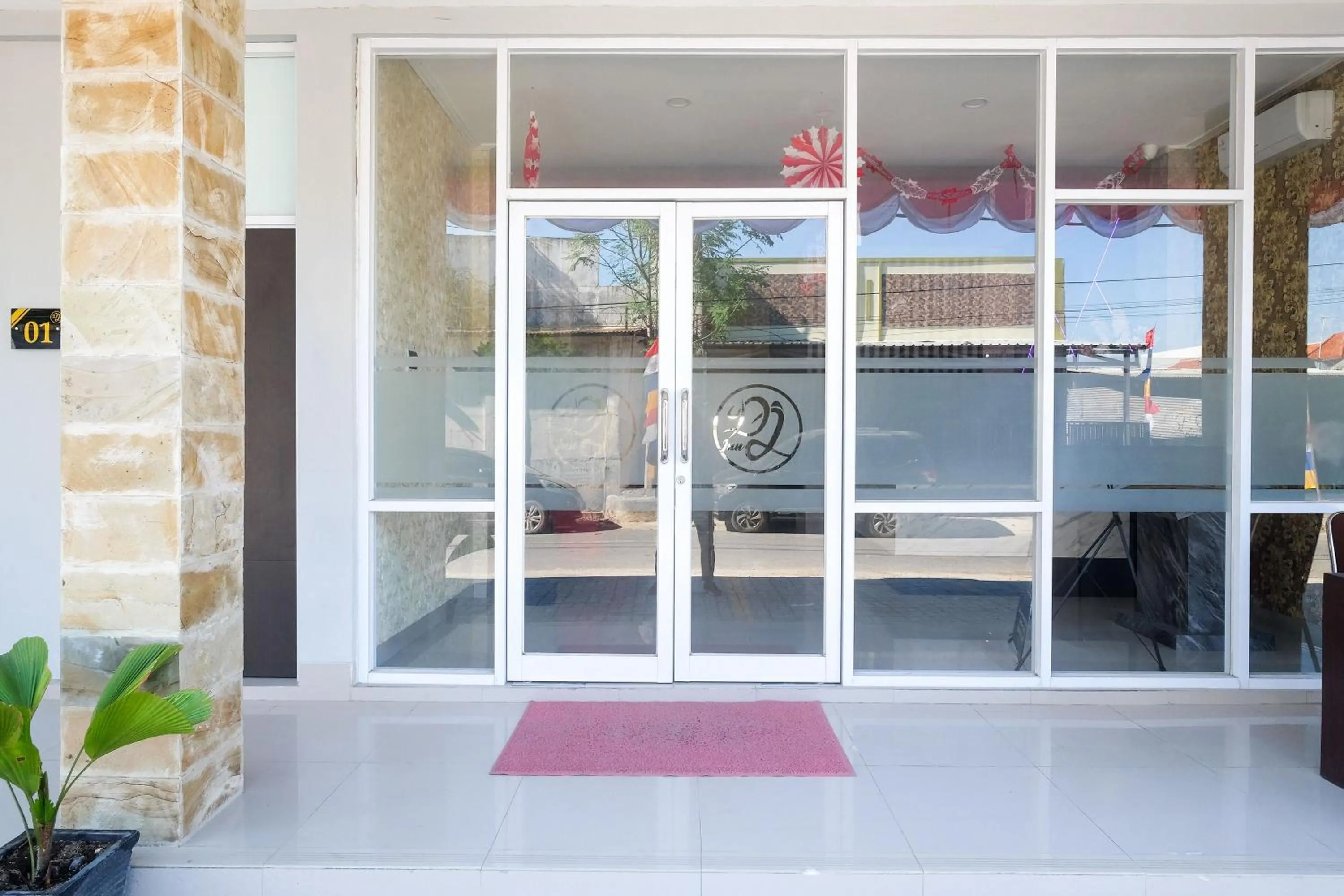 Facade/entrance in Urbanview Hotel DJ Inn Tegal