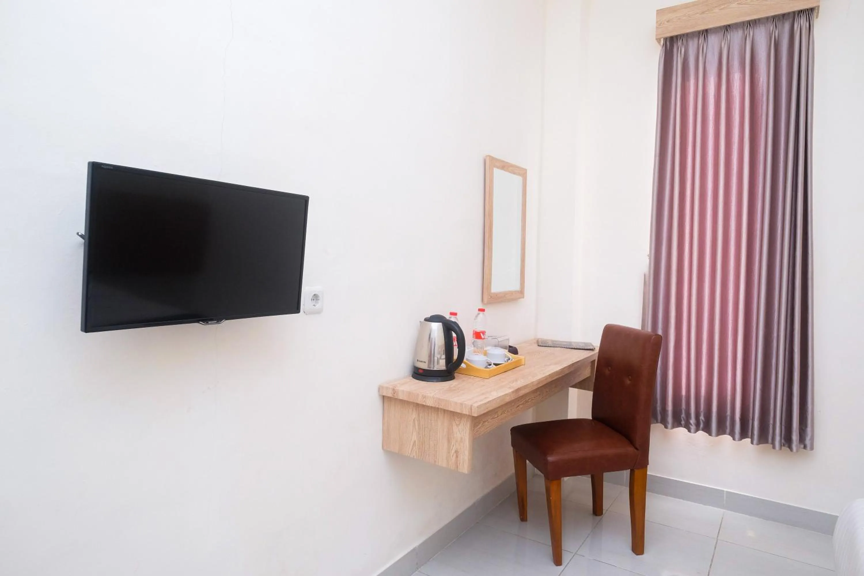 TV and multimedia in Urbanview Hotel DJ Inn Tegal