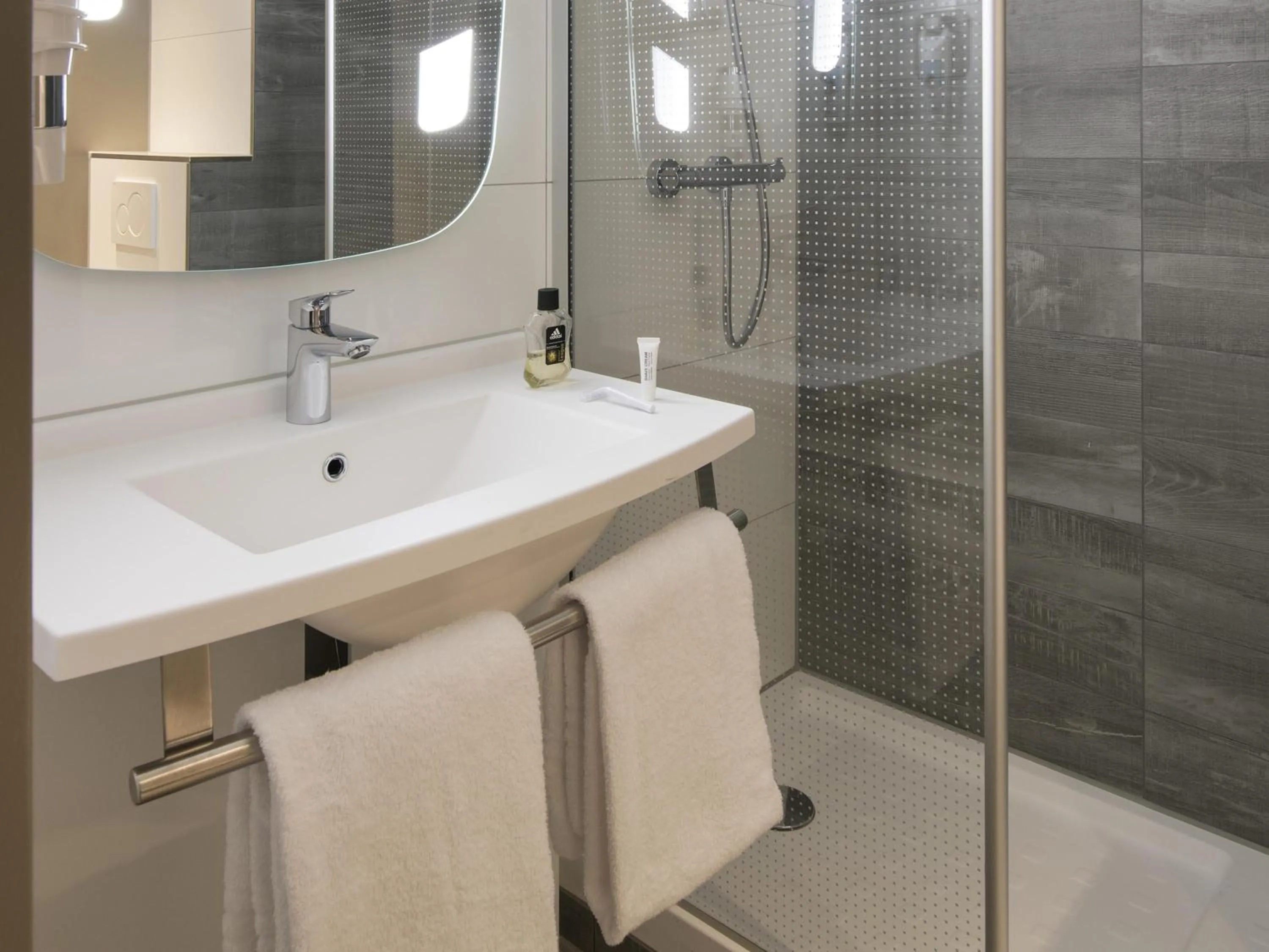 Bedroom in ibis Tilburg