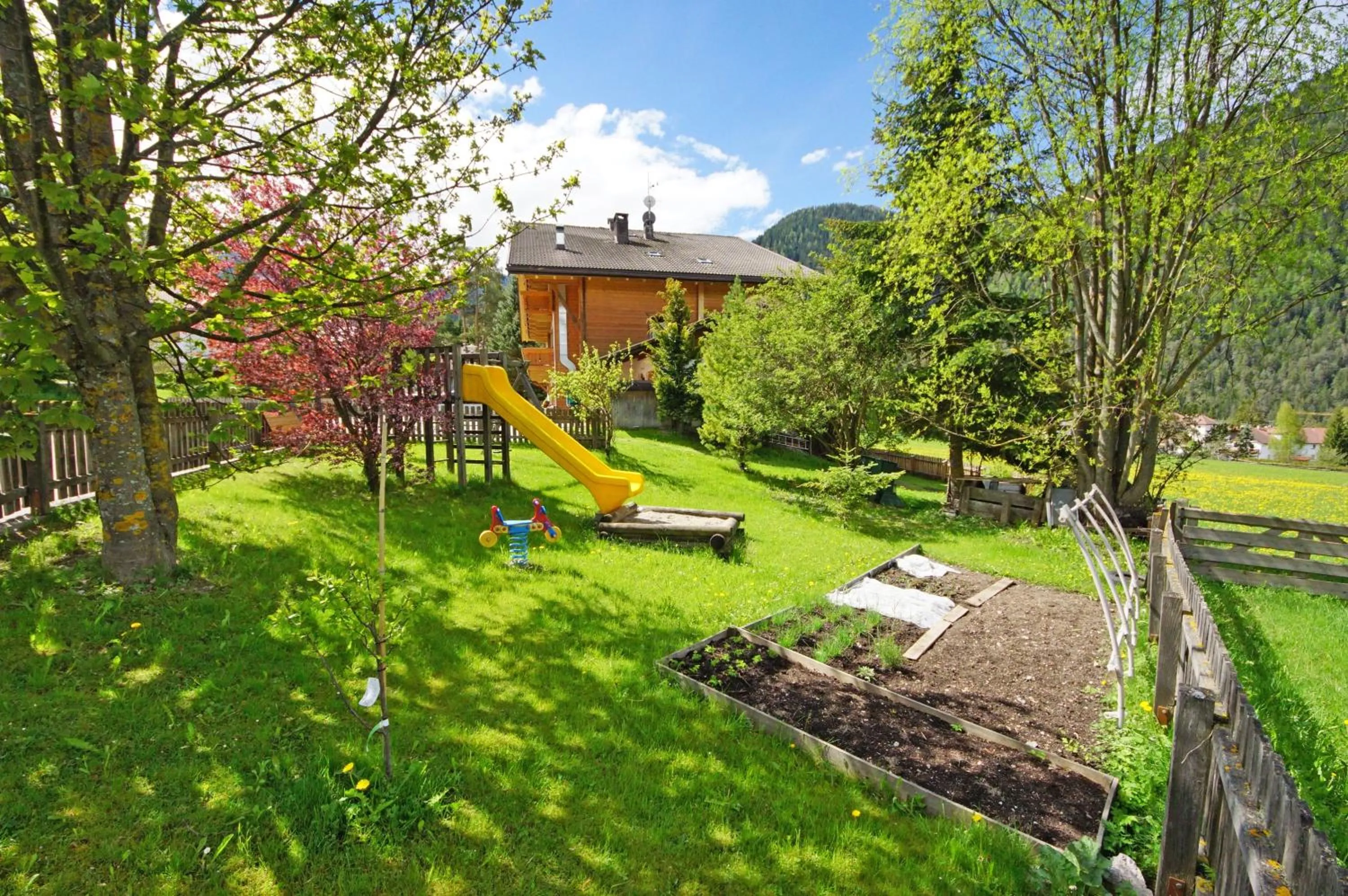 Garden in Pension Arnica B&B