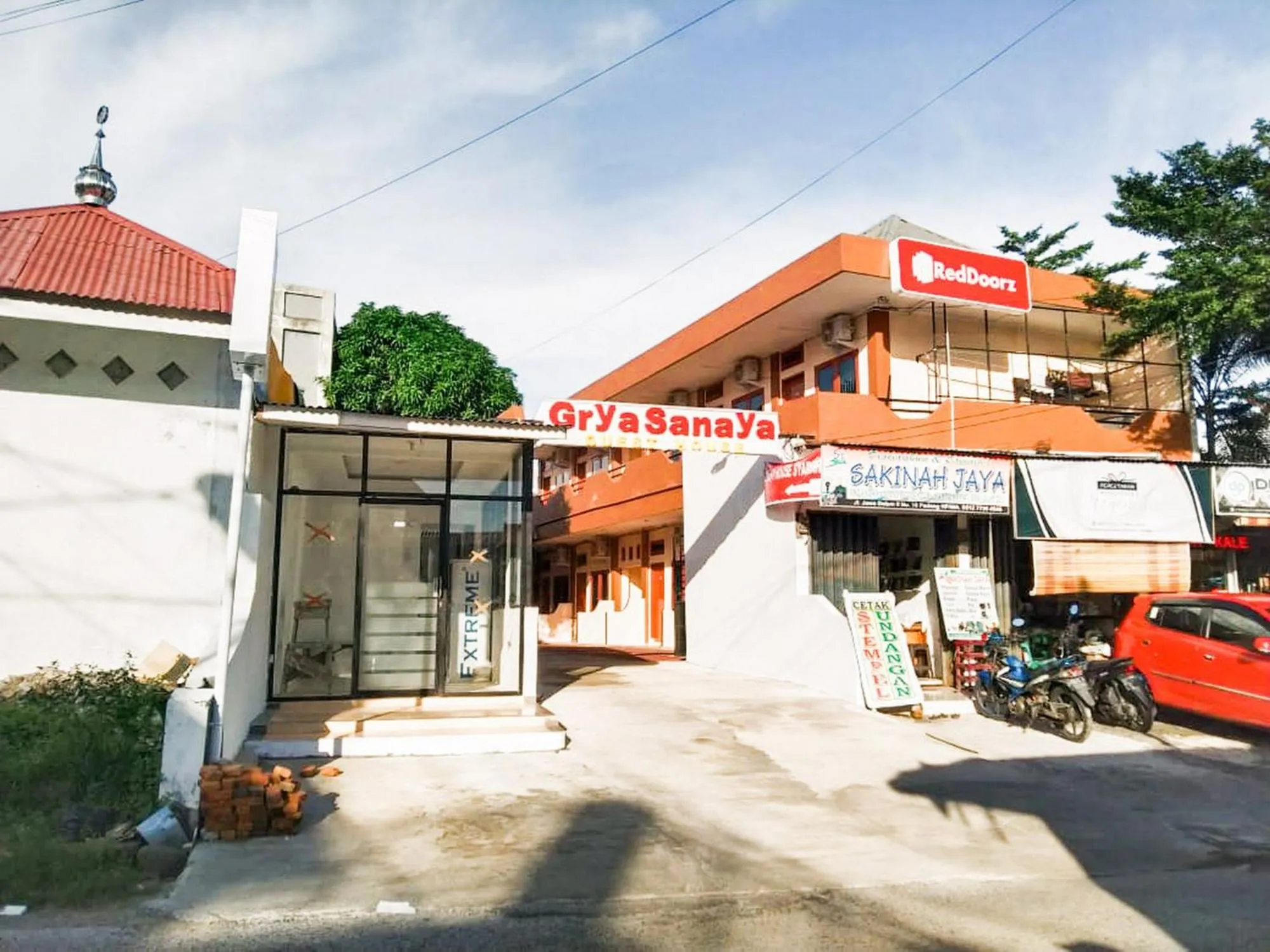 Property building in RedDoorz Syariah near Pasar Raya Padang