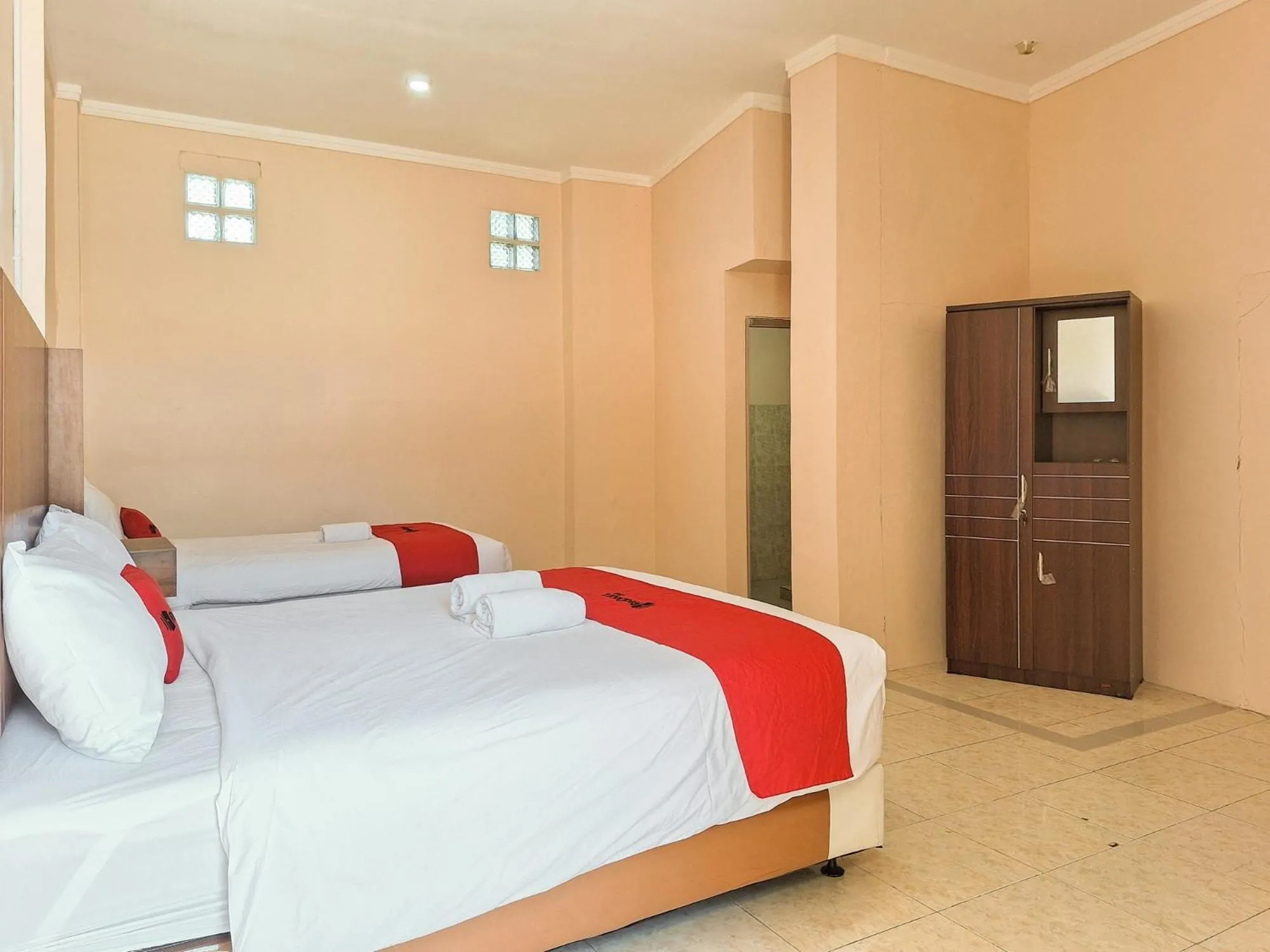 Bed in RedDoorz Syariah near Pasar Raya Padang