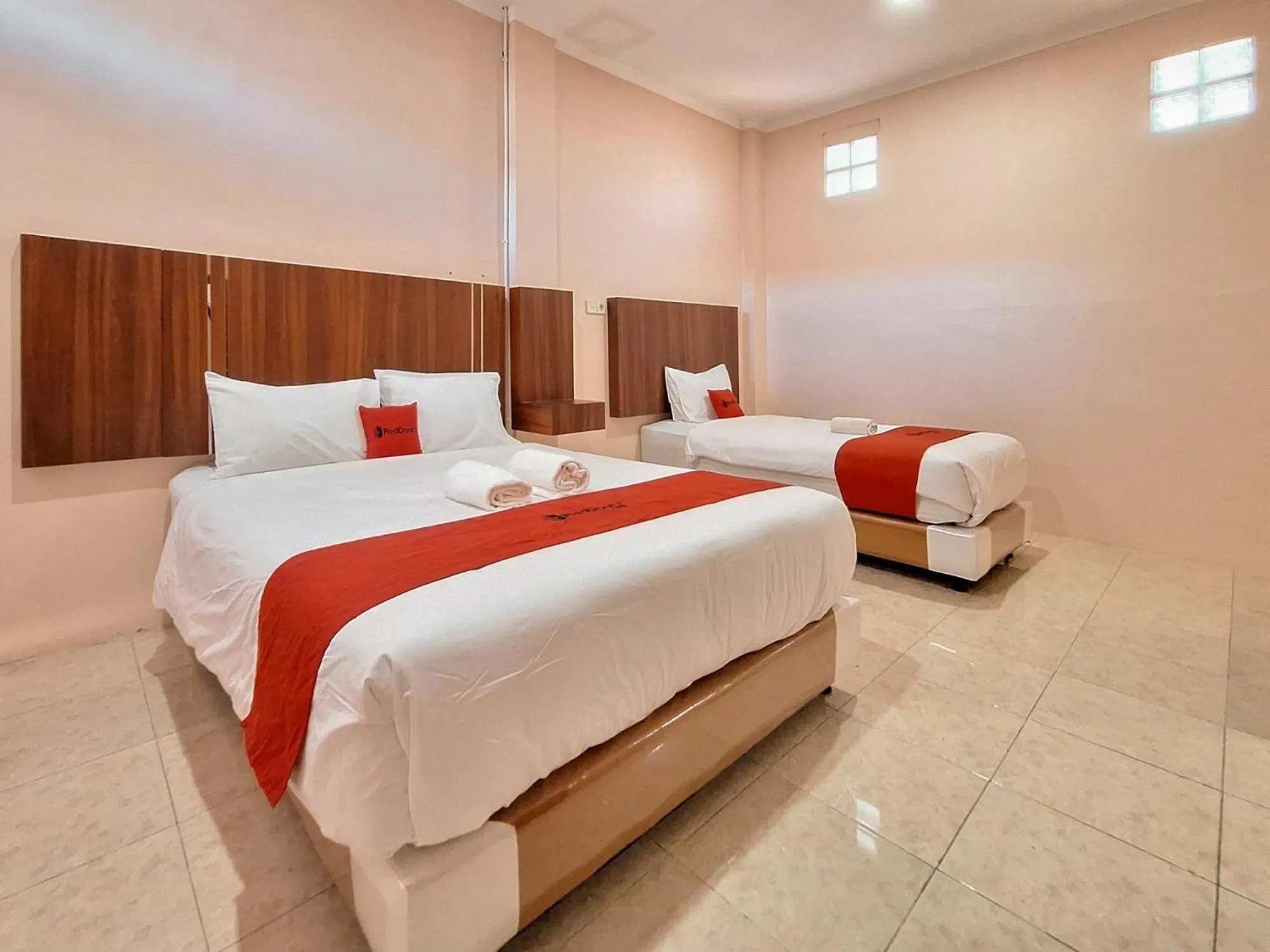 Bed in RedDoorz Syariah near Pasar Raya Padang