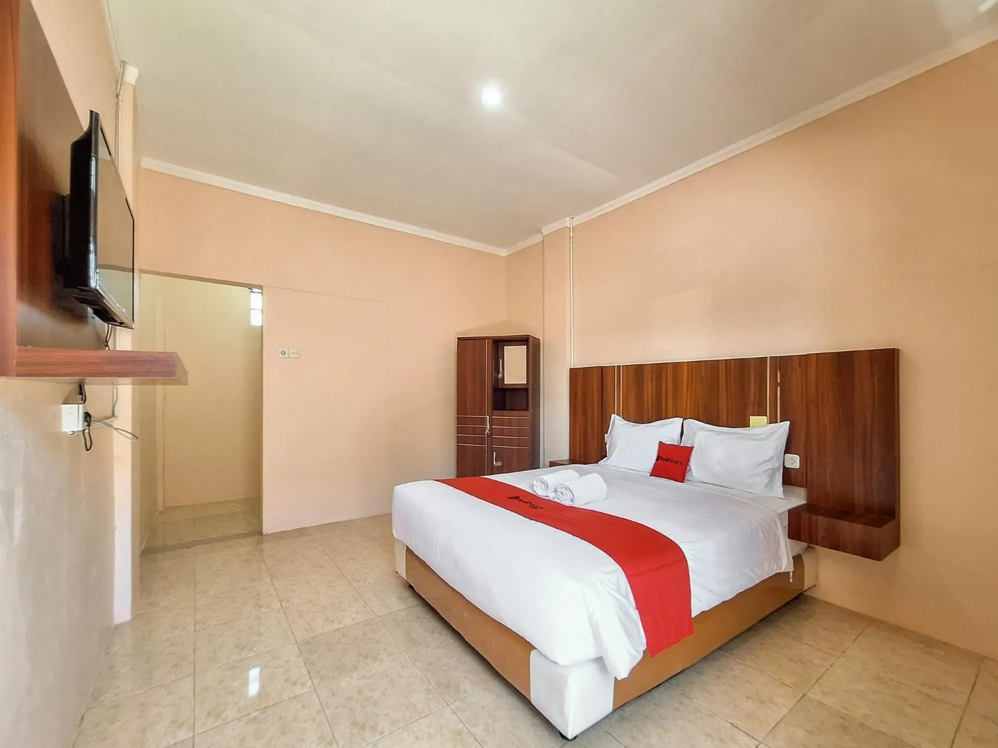 Bed in RedDoorz Syariah near Pasar Raya Padang