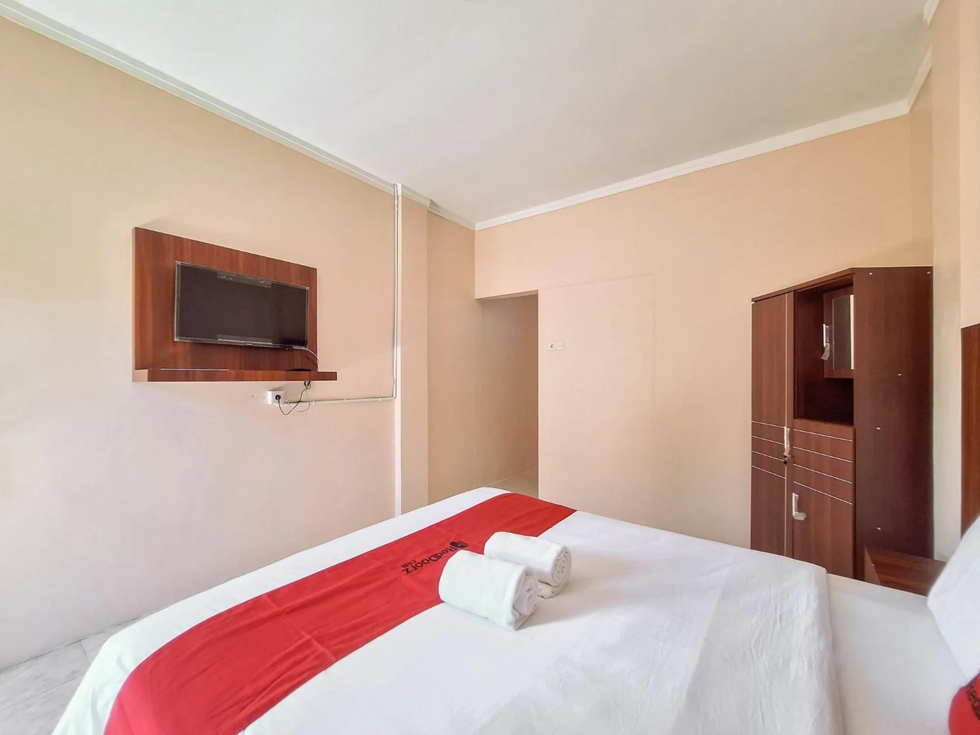 Bed in RedDoorz Syariah near Pasar Raya Padang