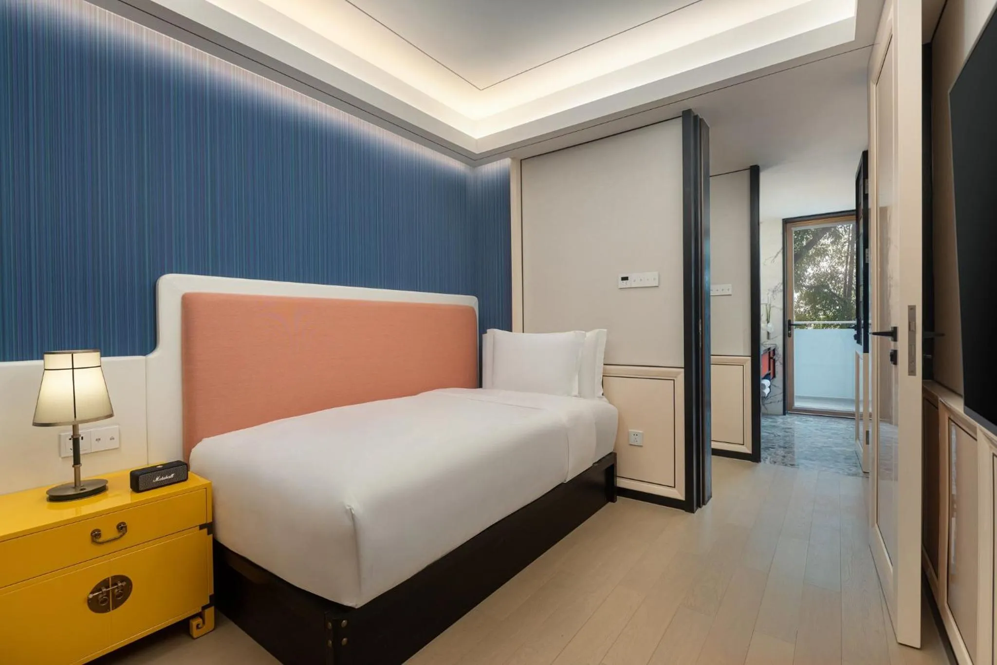 Photo of the whole room, Bed in Hotel Indigo Guangzhou Haixinsha by IHG
