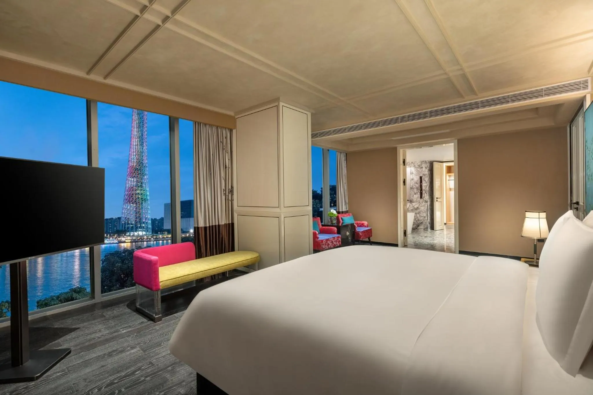 Photo of the whole room, Bed in Hotel Indigo Guangzhou Haixinsha by IHG