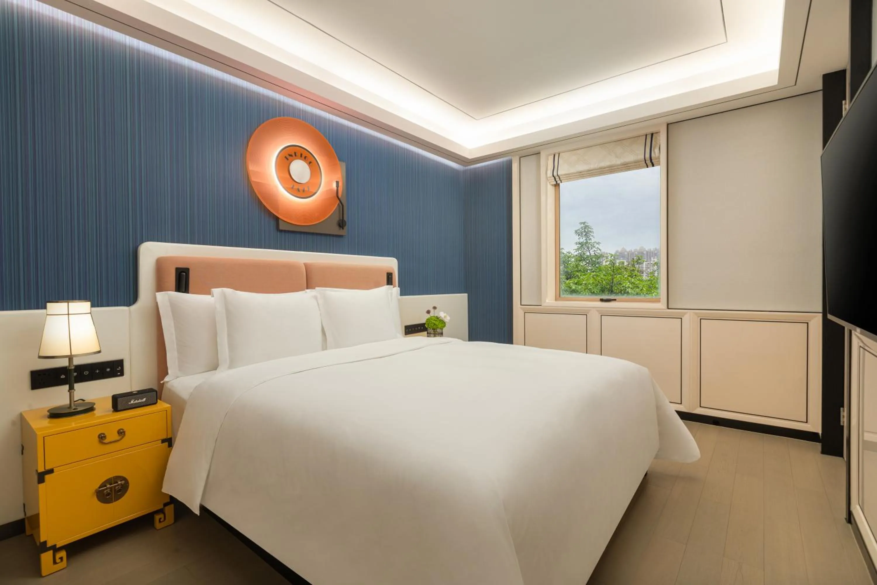 Photo of the whole room, Bed in Hotel Indigo Guangzhou Haixinsha by IHG