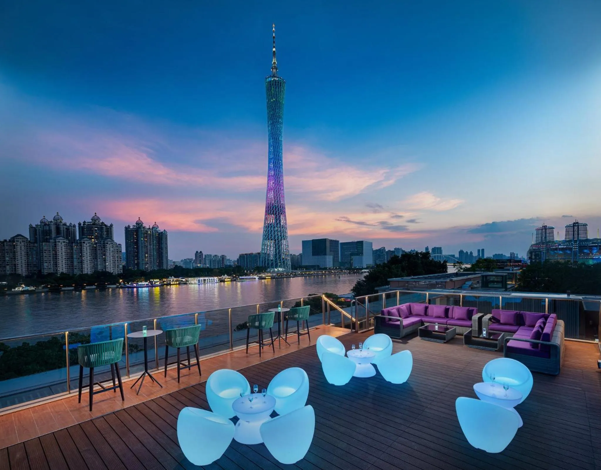 Lounge or bar in Hotel Indigo Guangzhou Haixinsha by IHG