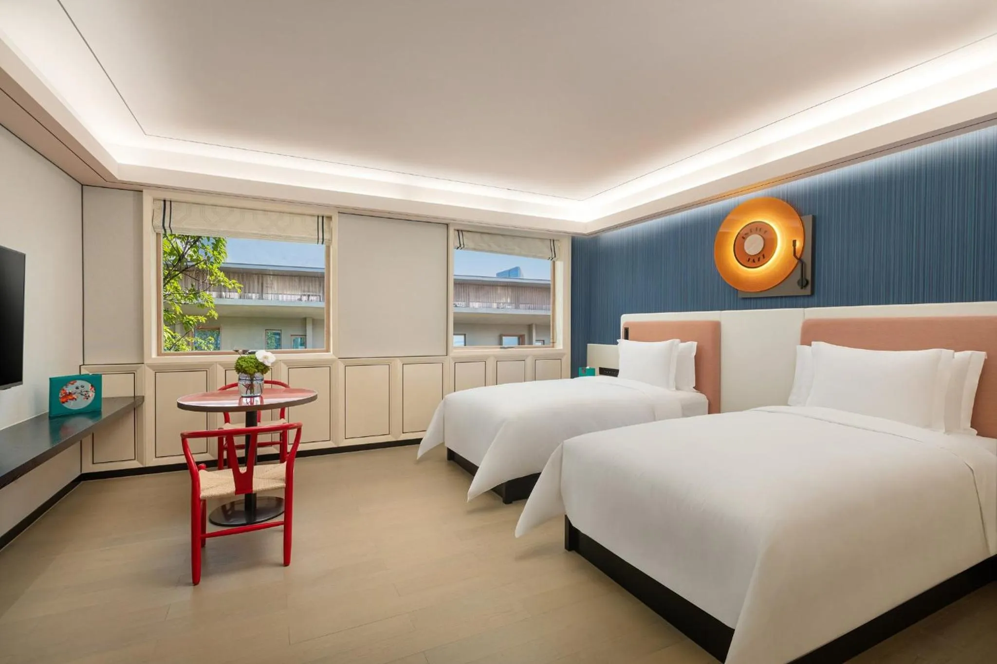 Photo of the whole room, Bed in Hotel Indigo Guangzhou Haixinsha by IHG
