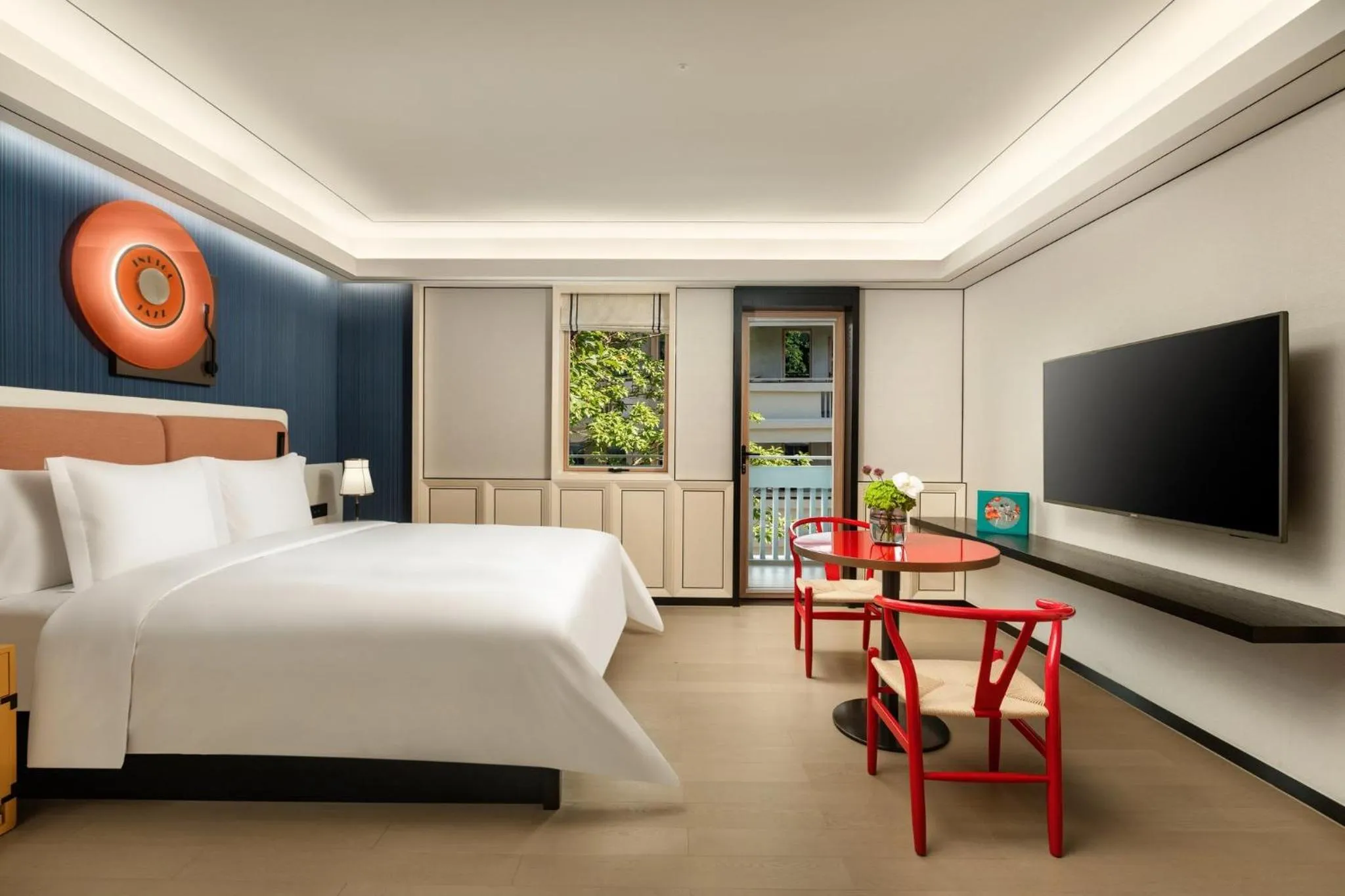 Photo of the whole room, Bed in Hotel Indigo Guangzhou Haixinsha by IHG