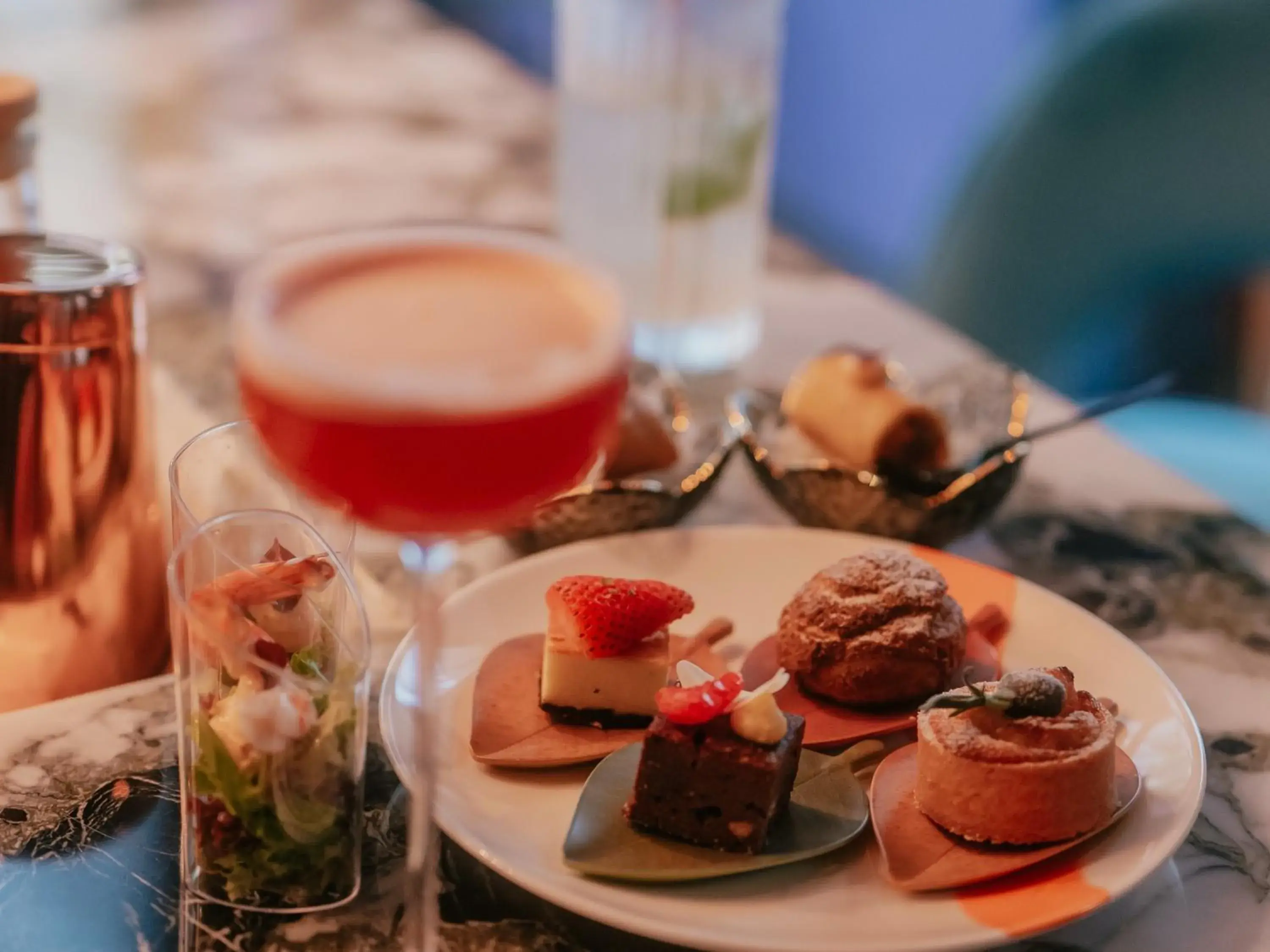 Standard Twin Room with Balcony in Hotel Indigo Guangzhou Haixinsha by IHG - Free Shuttle Bus to Canton Fair Complex during Canton Fair period Standard Twin Room with Balcony in Hotel Indigo Guangzhou Haixinsha by IHG - Free Shuttle Bus to Canton Fair Complex during Canton Fair period