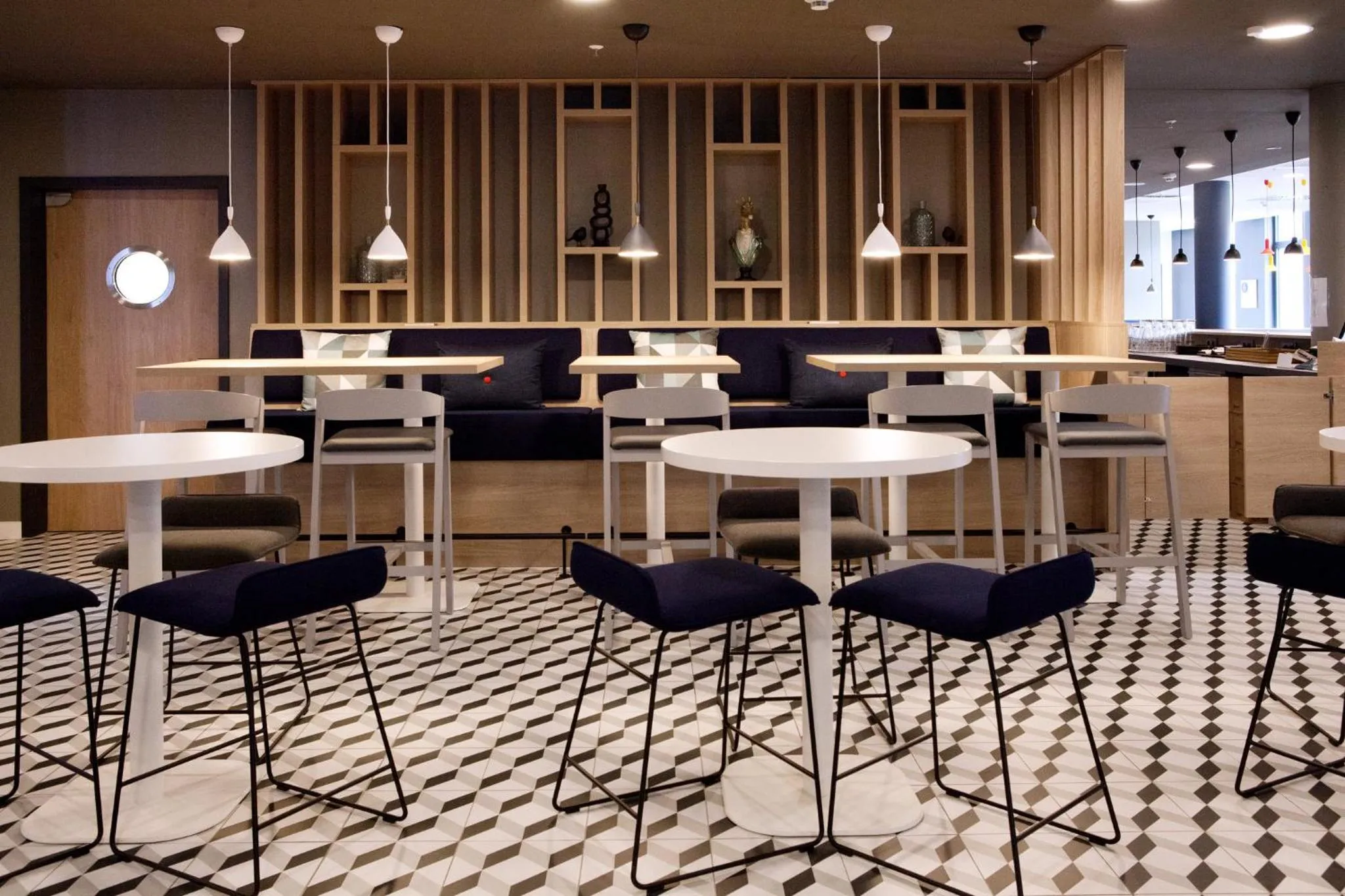 Lounge or bar in Holiday Inn Express Bochum by IHG