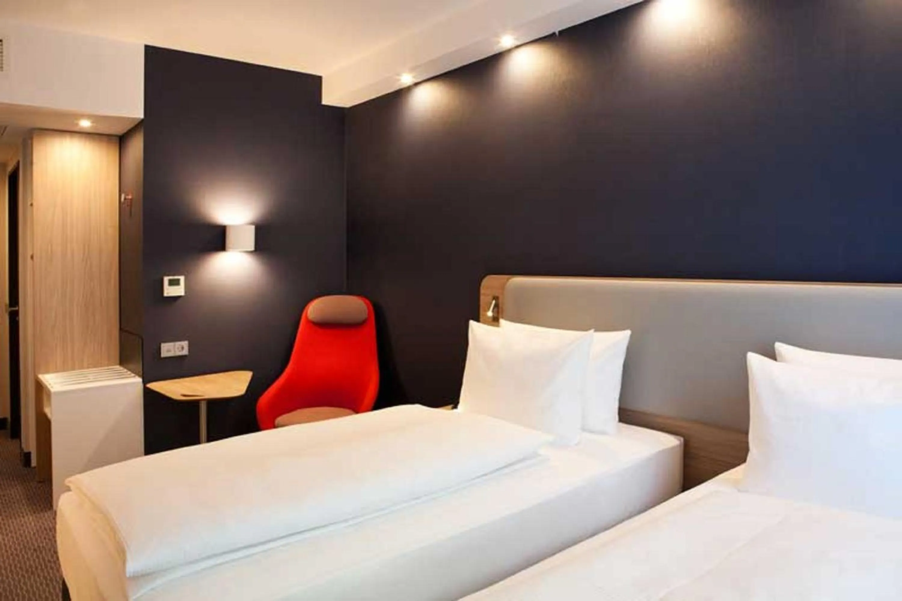 Photo of the whole room, Bed in Holiday Inn Express Bochum by IHG