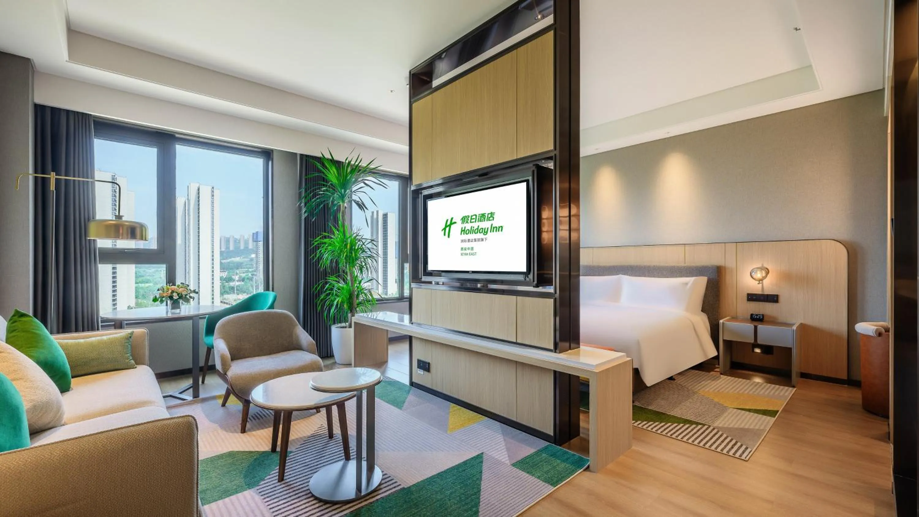 Photo of the whole room, Bed in Holiday Inn Xi'an East by IHG