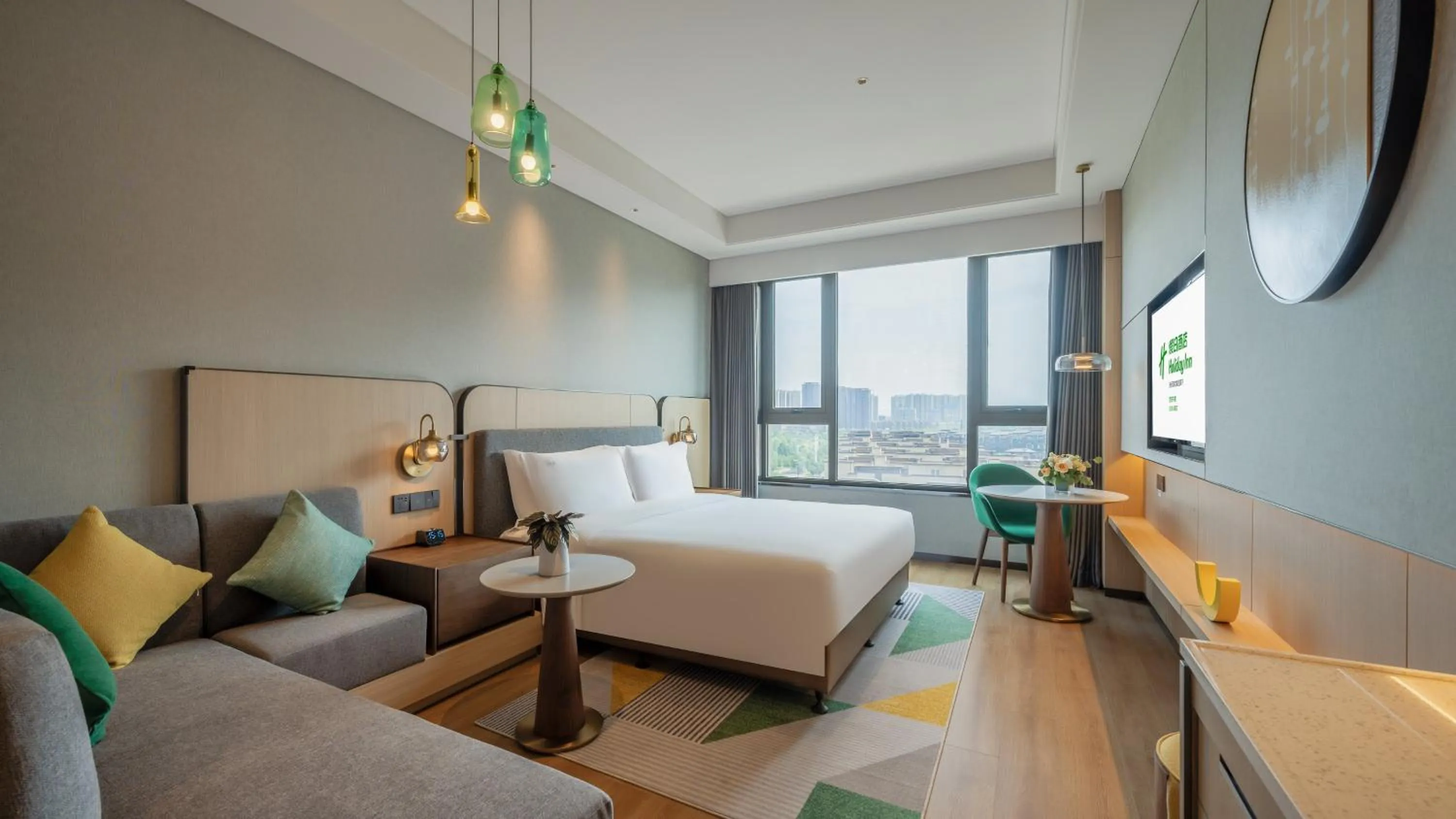 Photo of the whole room, Bed in Holiday Inn Xi'an East by IHG