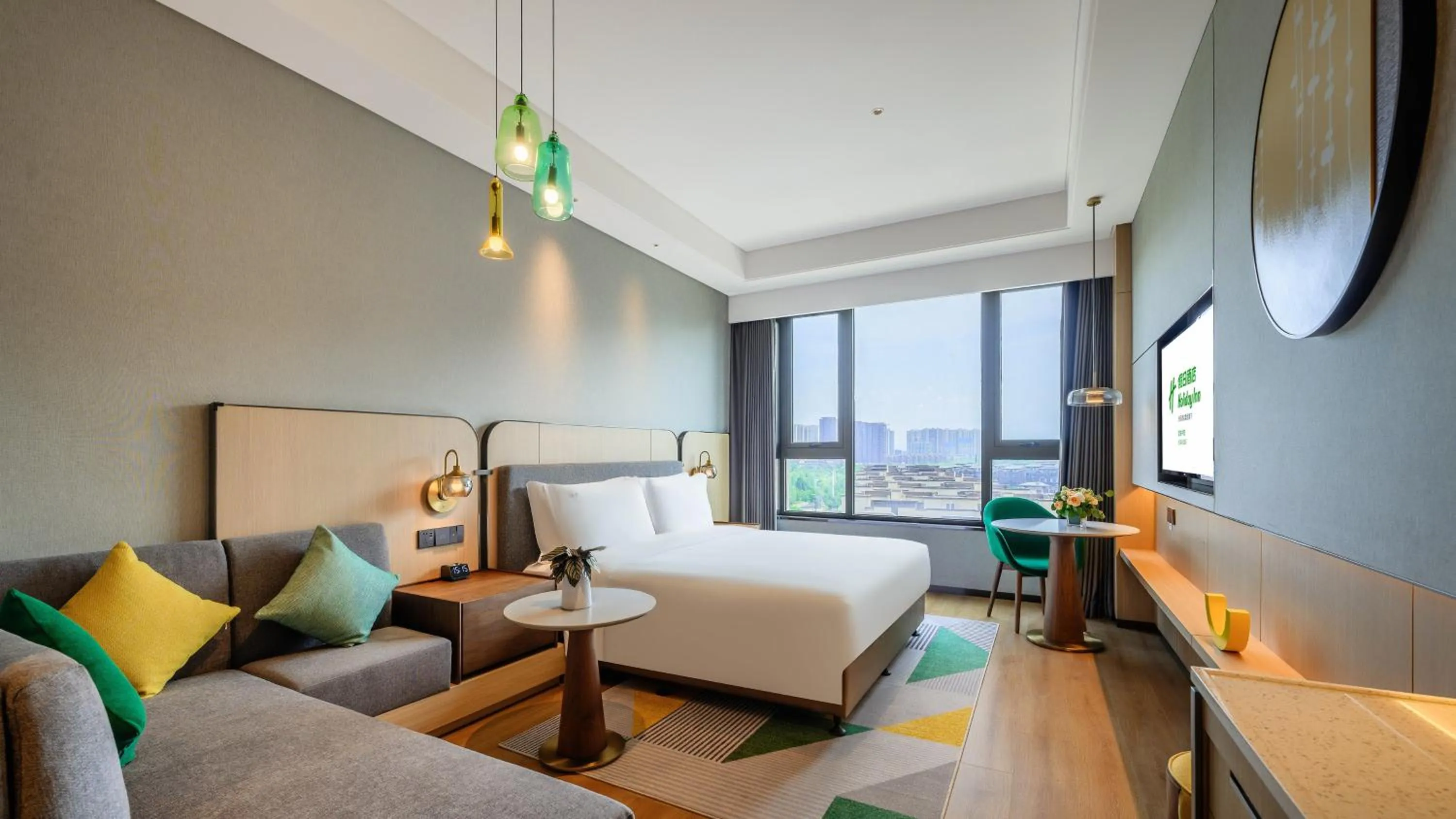 Photo of the whole room, Bed in Holiday Inn Xi'an East by IHG