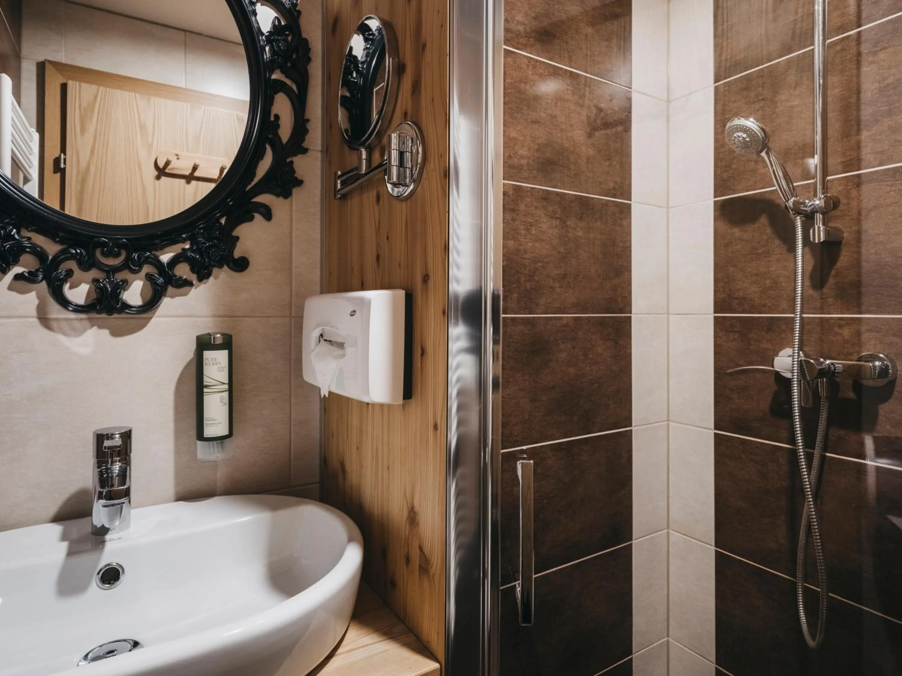 Photo of the whole room in Hotel Victoria by VAYA