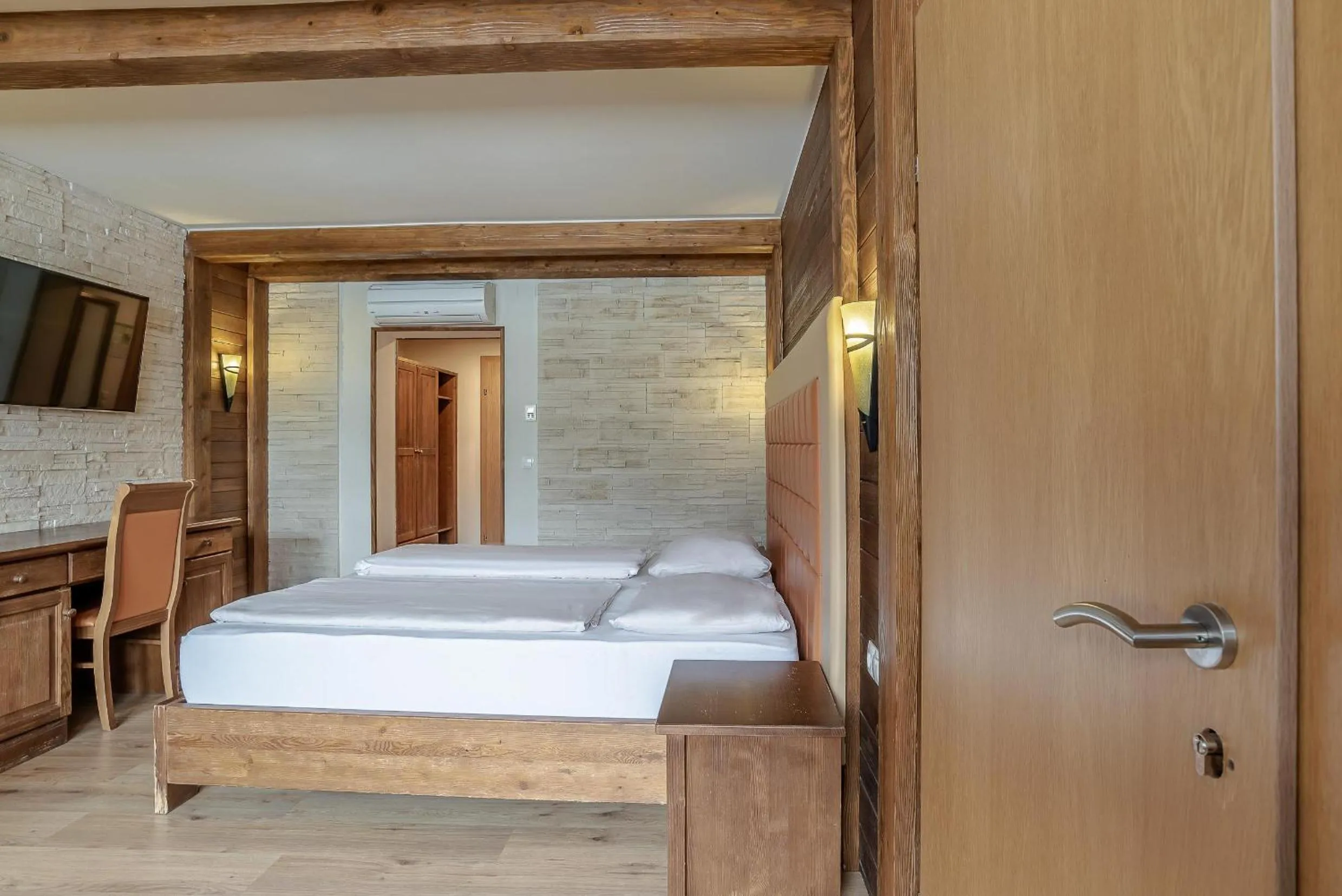 Bathroom, Bed in Hotel Victoriya