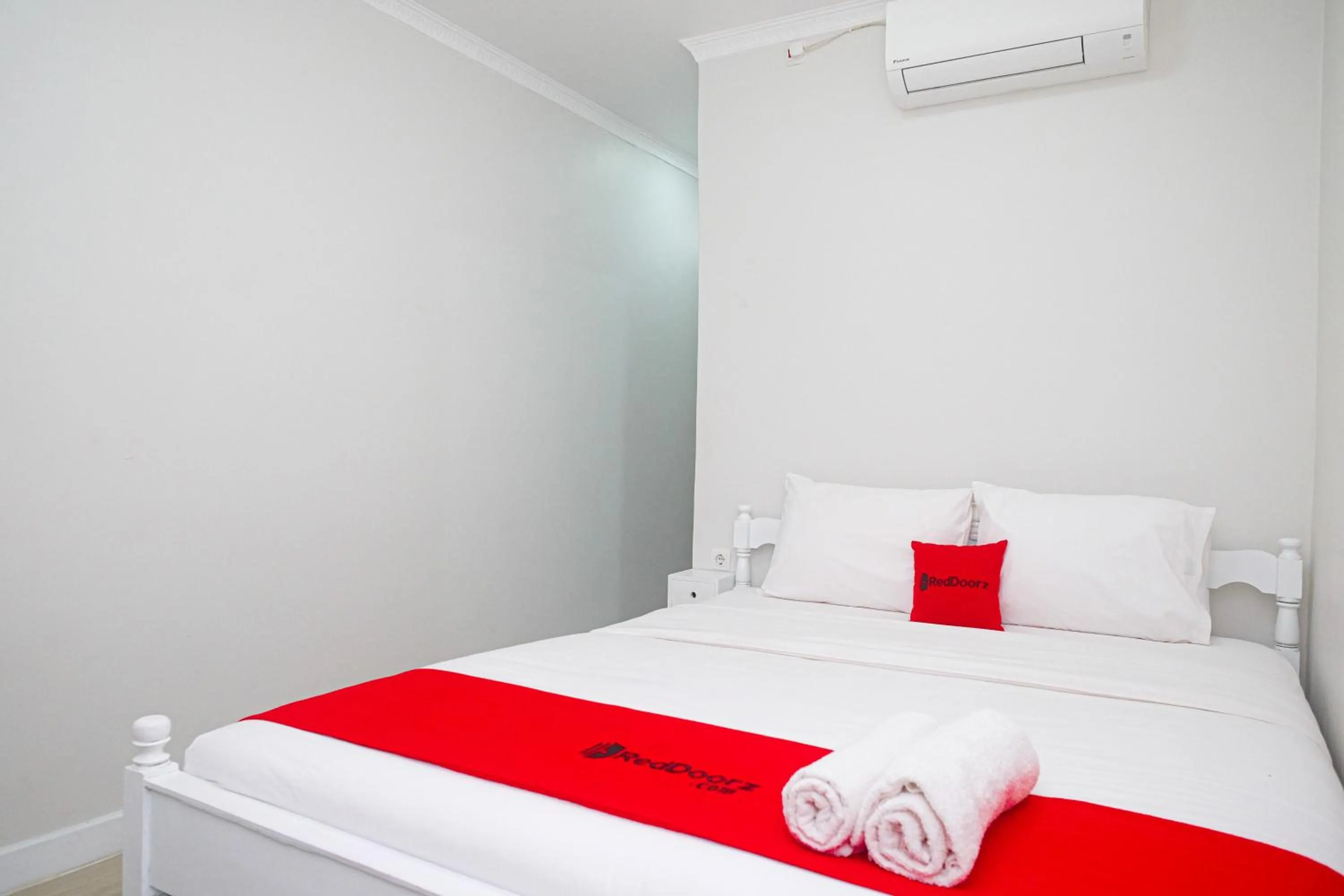 Bedroom, Bed in RedDoorz Plus @ Harmonie Cepu Blora