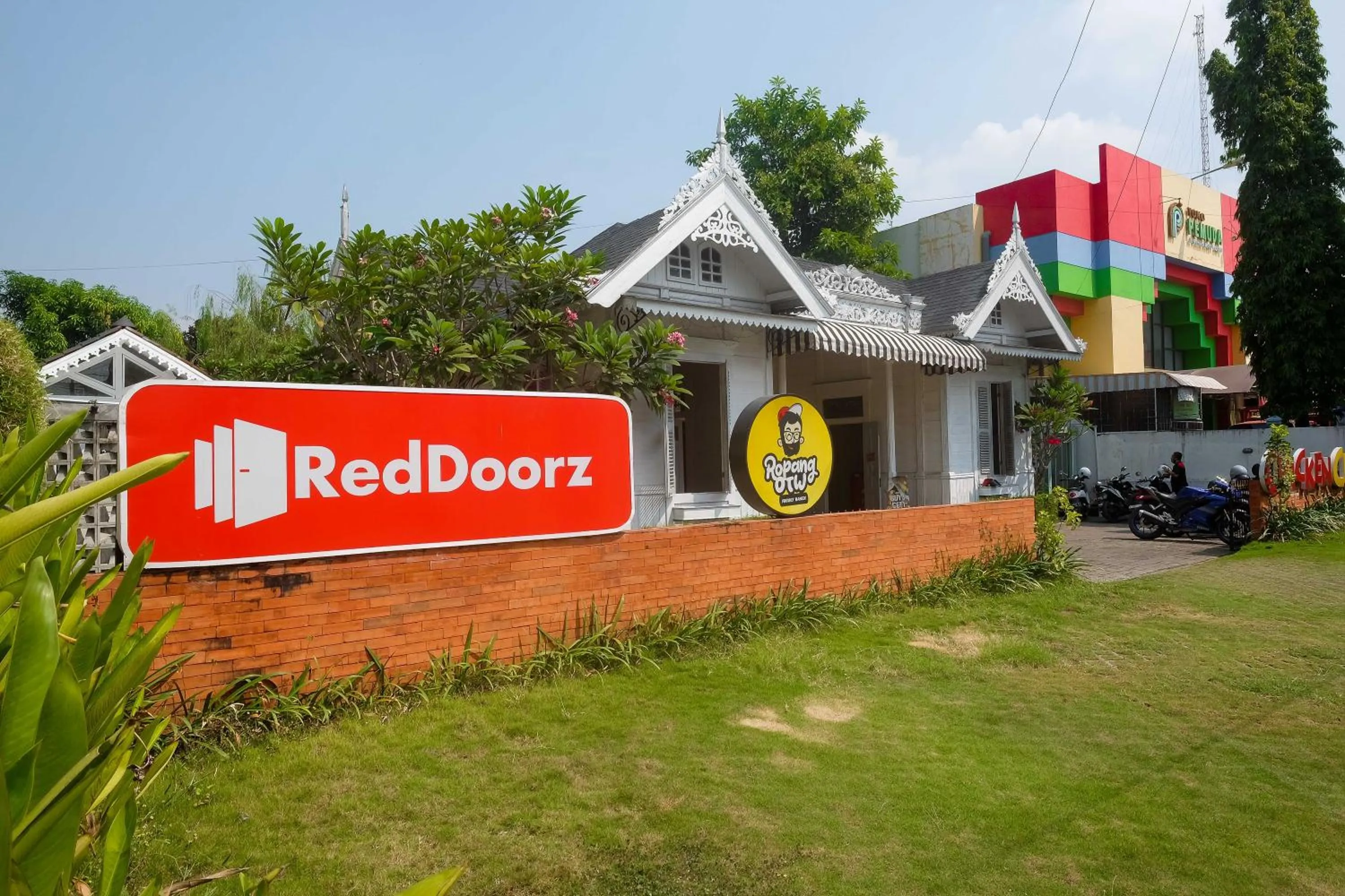 Property logo or sign in RedDoorz Plus @ Harmonie Cepu Blora