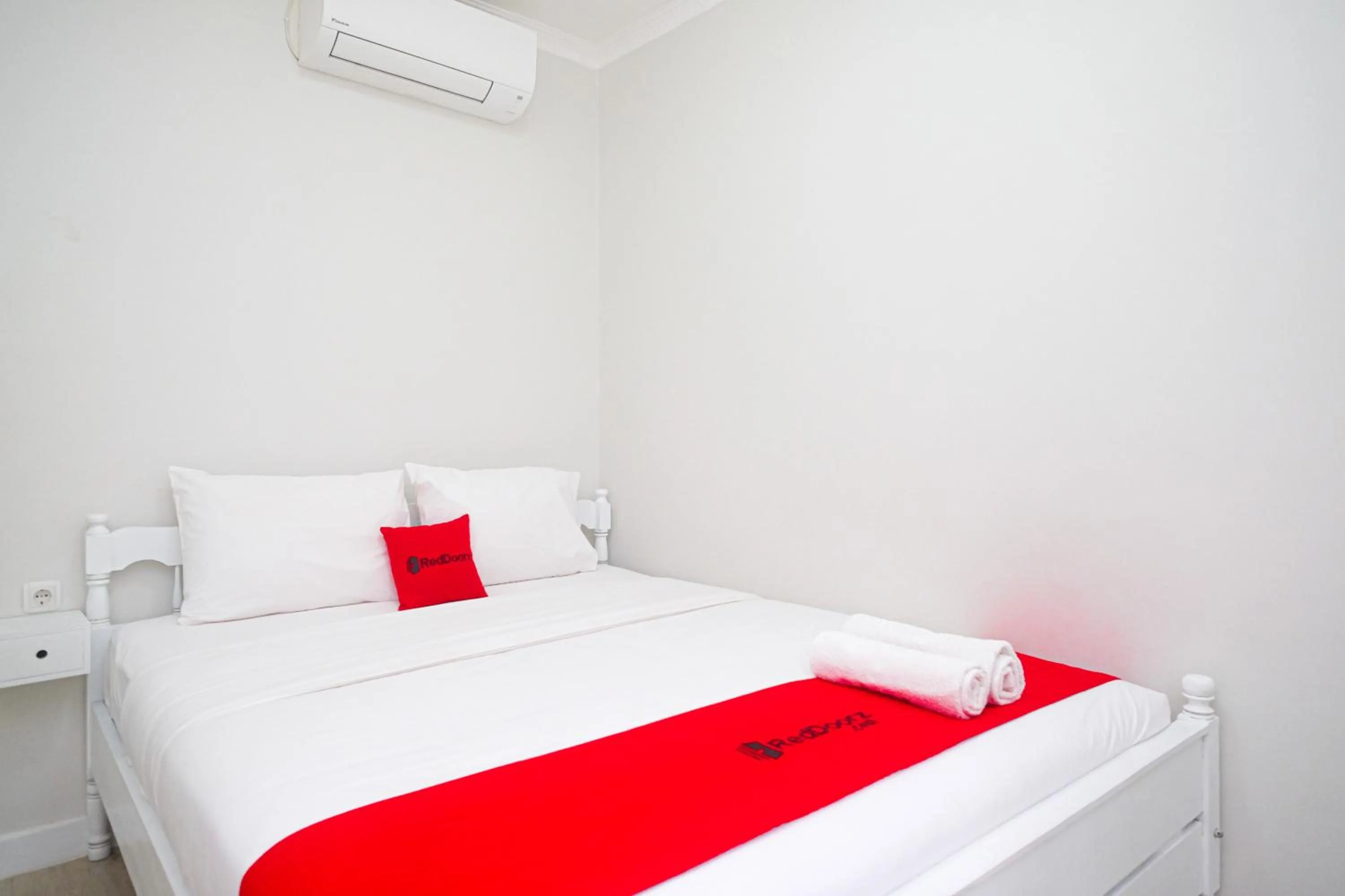 Bedroom, Bed in RedDoorz Plus @ Harmonie Cepu Blora