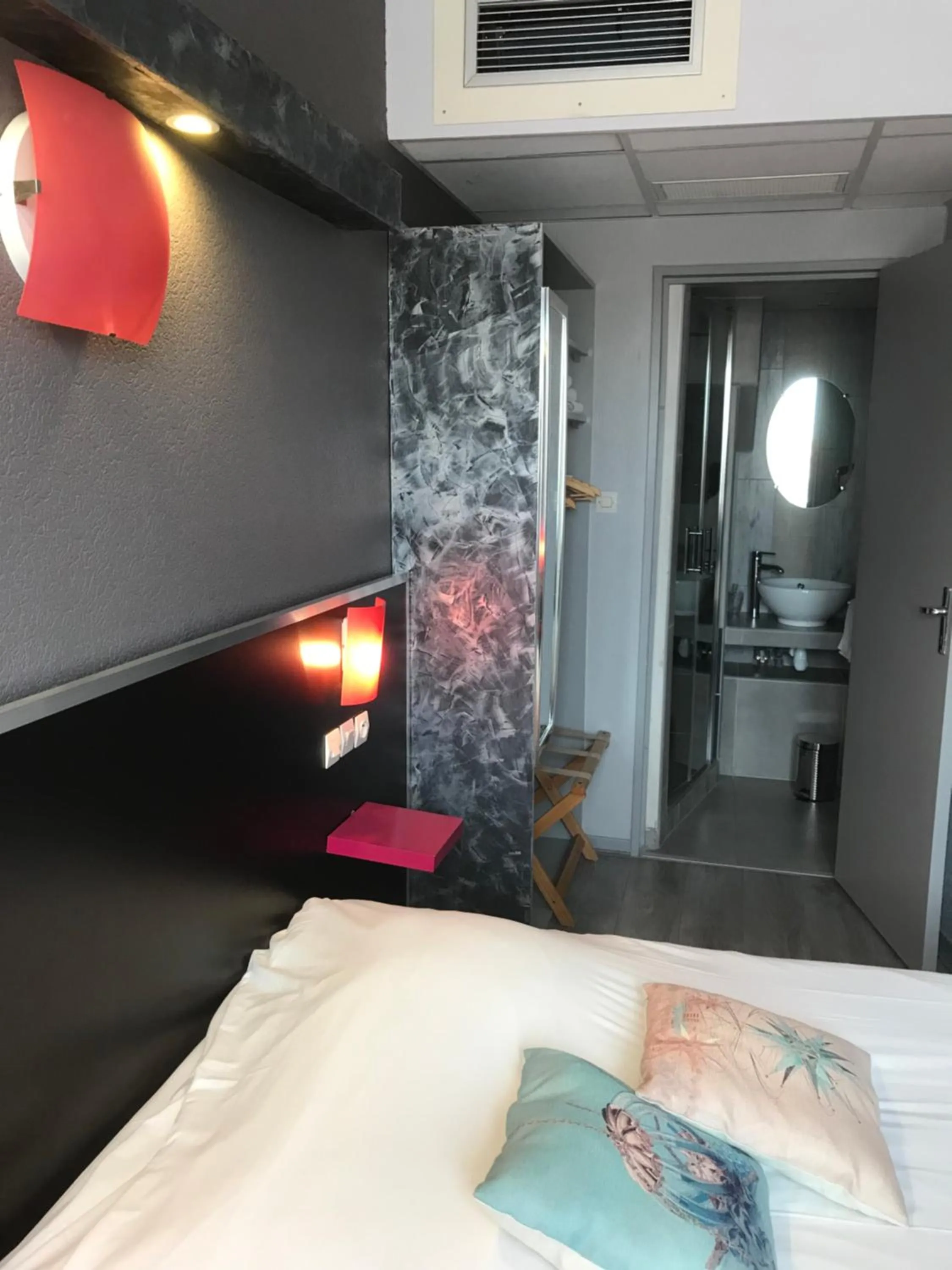 Bed in Logis Hôtel & Restaurant - Le Floride