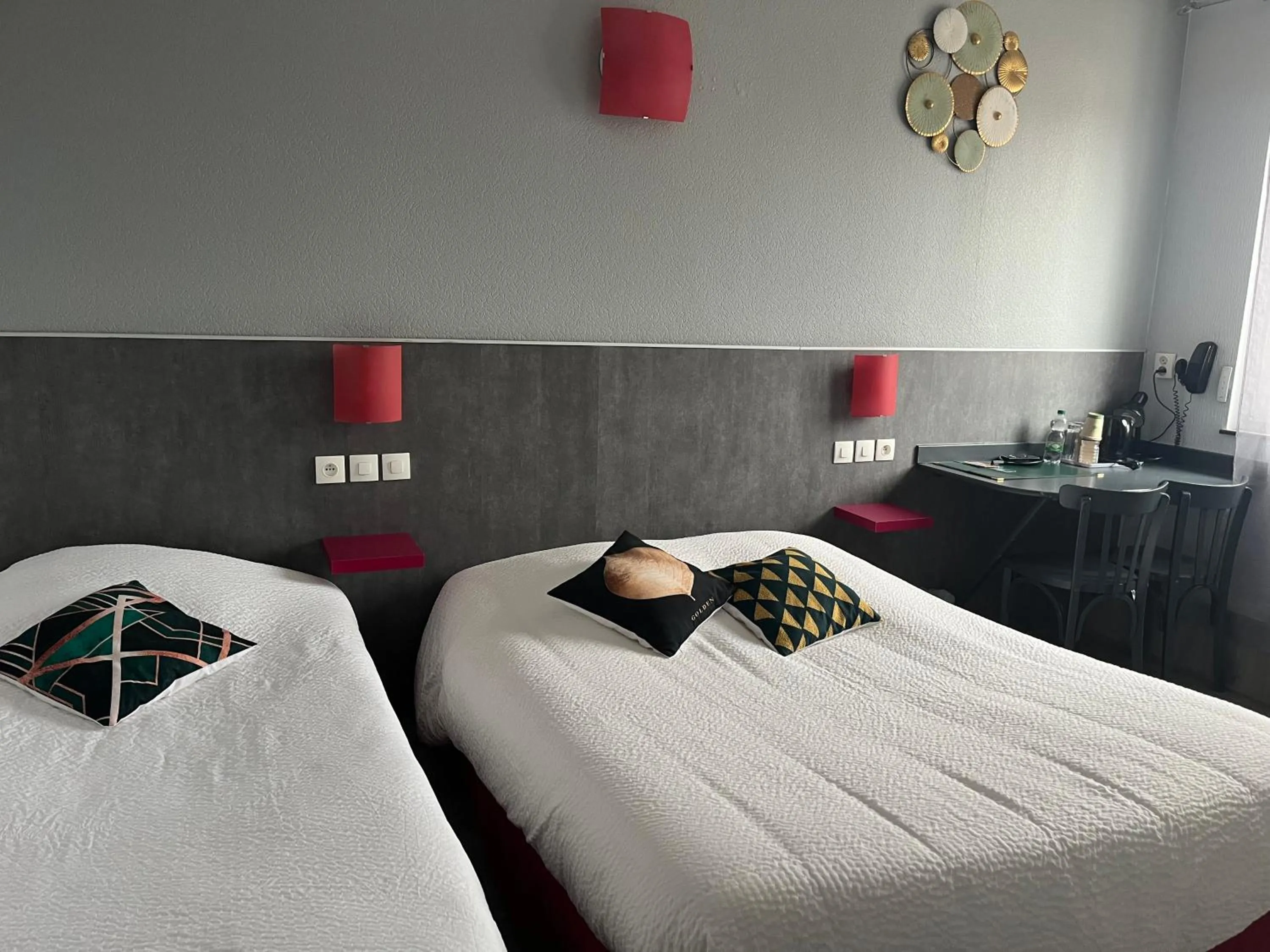 Bed in Logis Hôtel & Restaurant - Le Floride