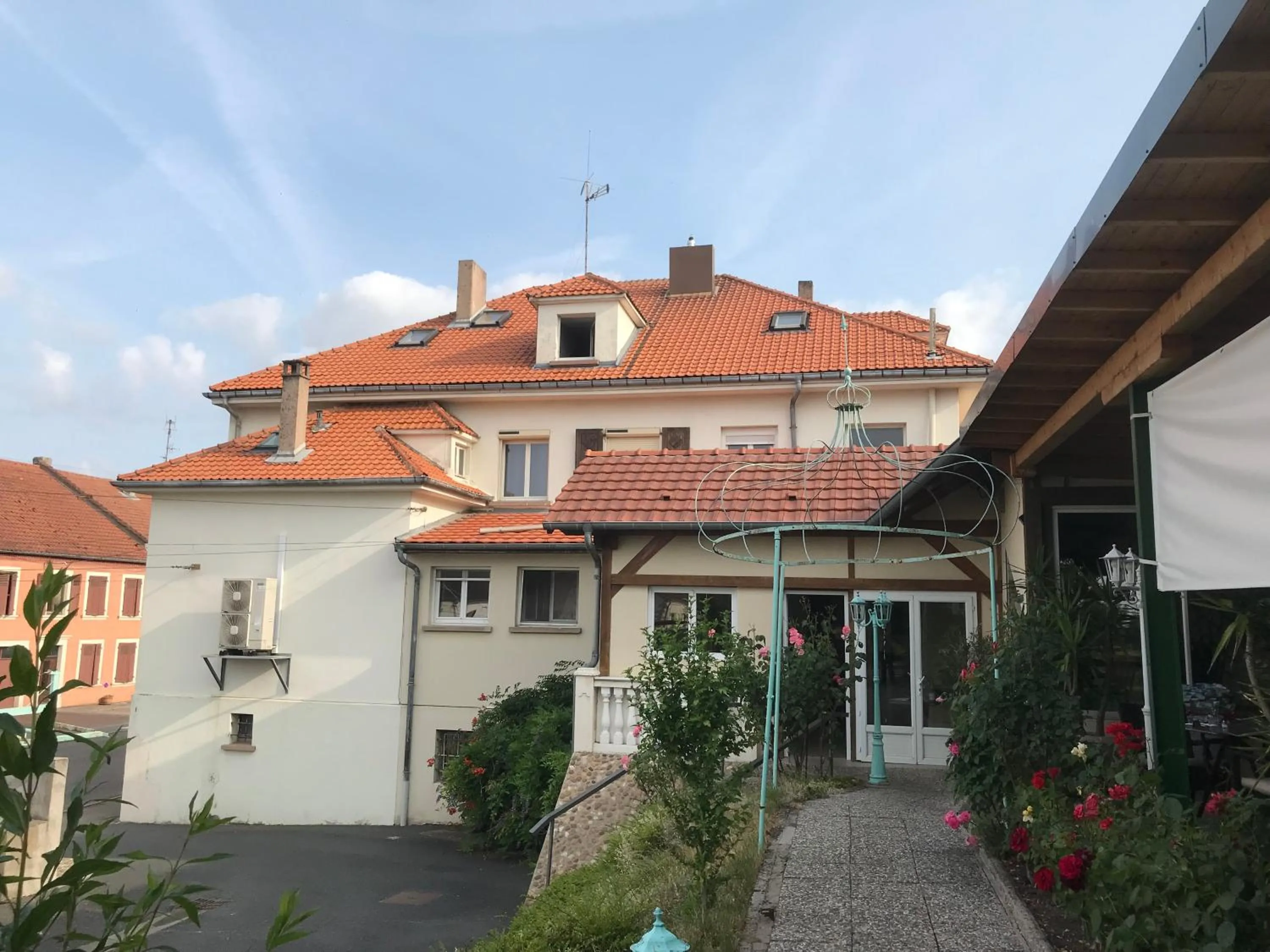 Property building in Logis Hôtel & Restaurant - Le Floride