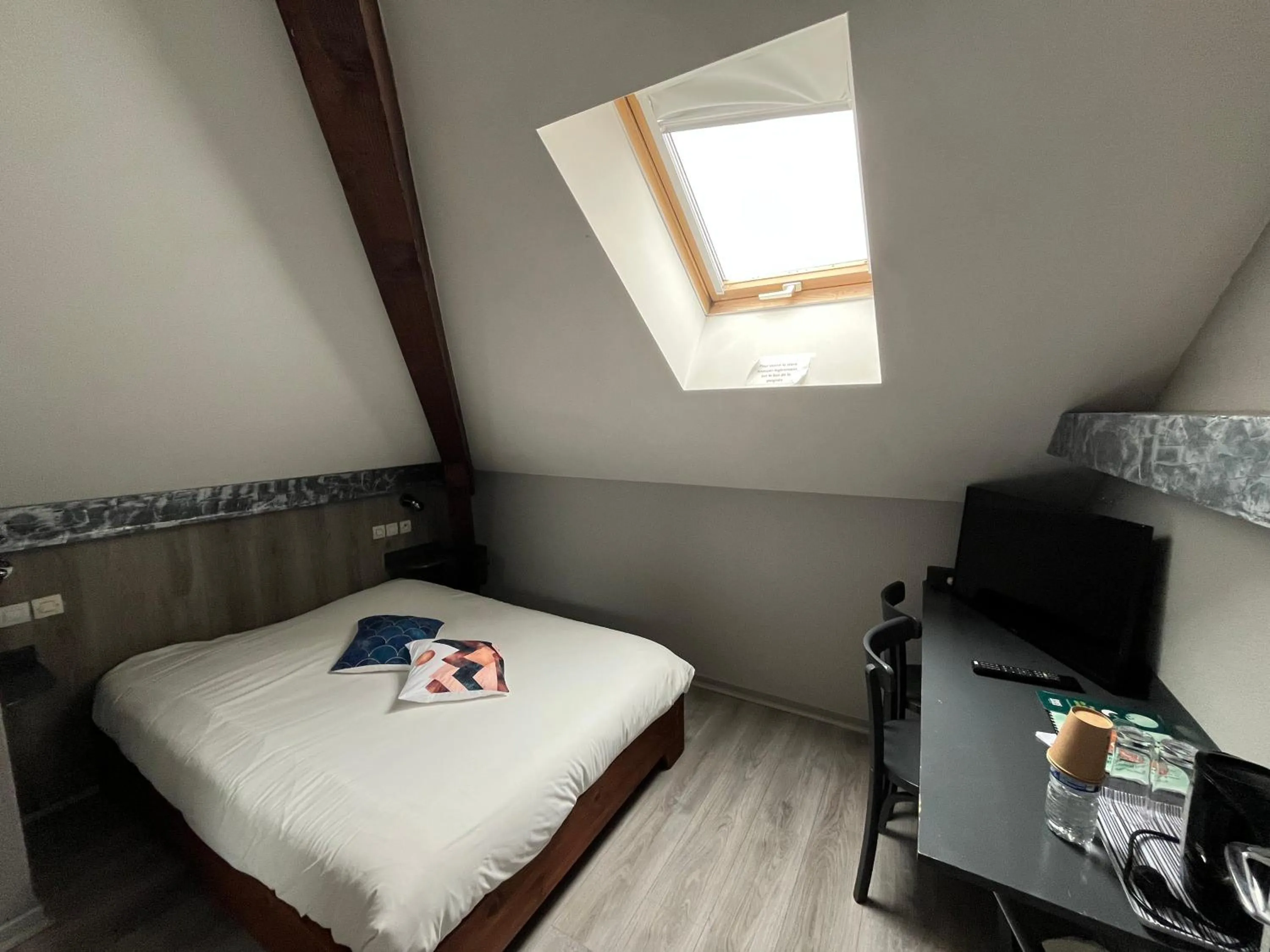 Bed in Logis Hôtel & Restaurant - Le Floride