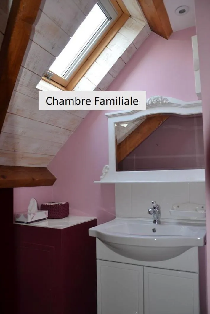 Bathroom in Chambres d'hôtes Villa de Vienne-en-Arthies