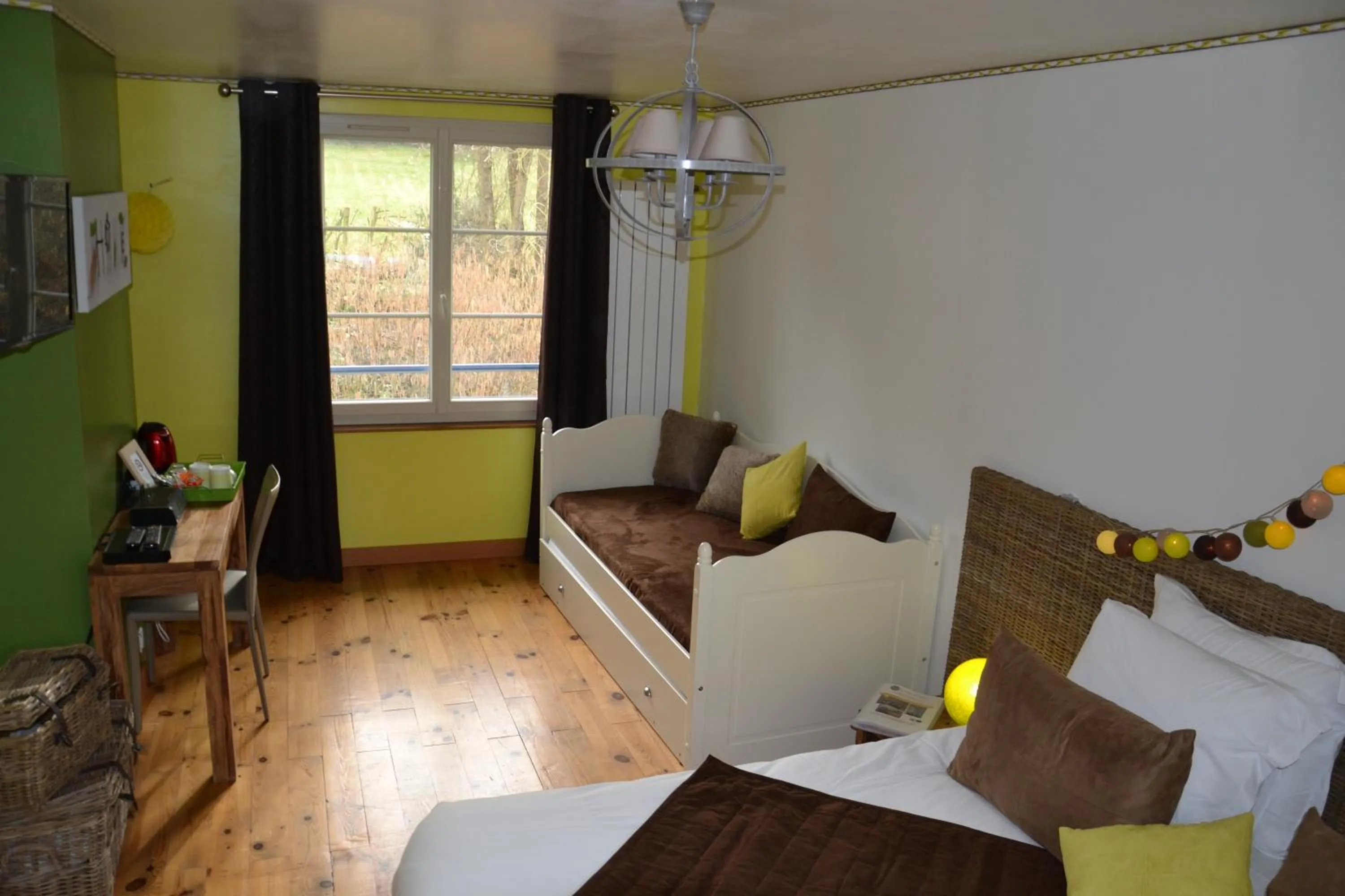 Photo of the whole room, Bed in Chambres d'hôtes Villa de Vienne-en-Arthies