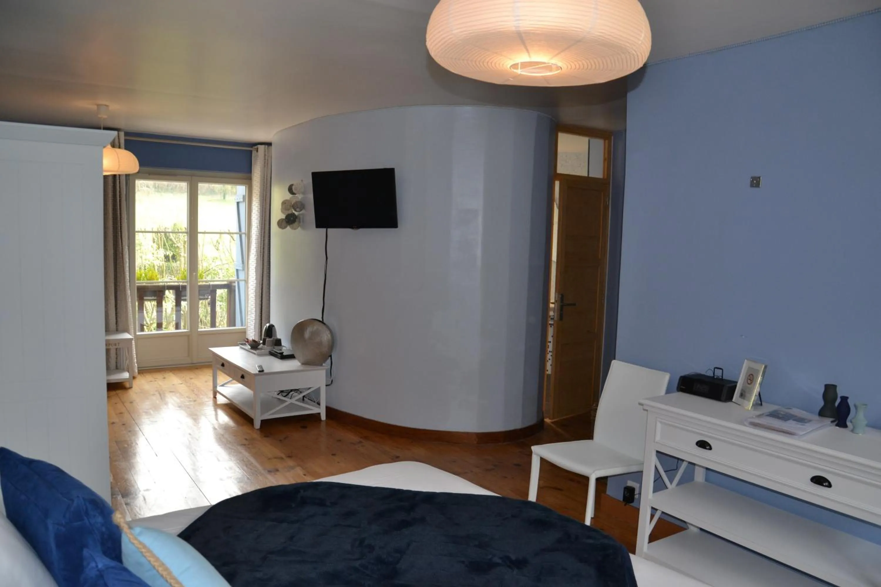 TV and multimedia in Chambres d'hôtes Villa de Vienne-en-Arthies