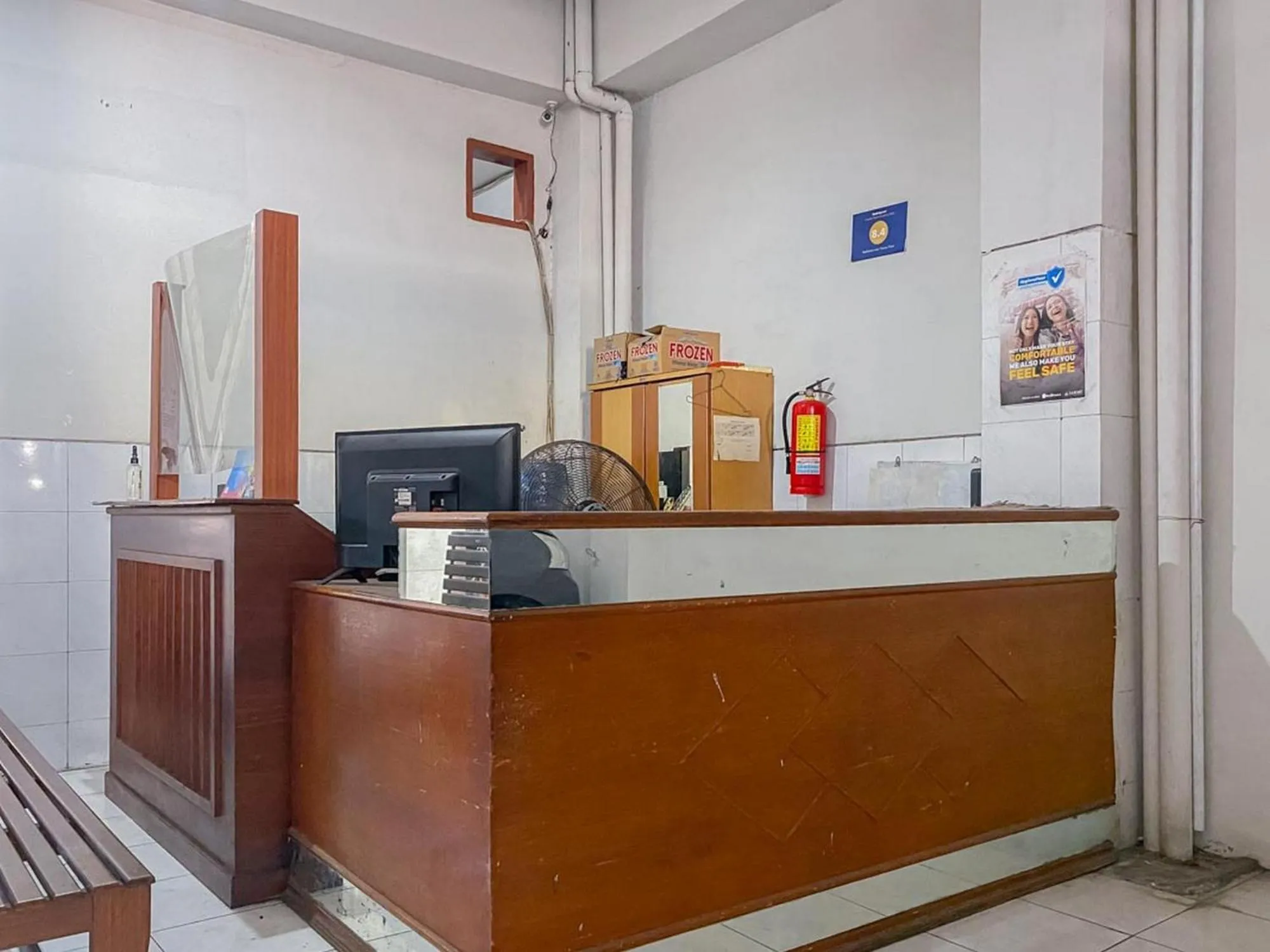 Lobby or reception in RedDoorz near Taman Flora Bratang Surabaya