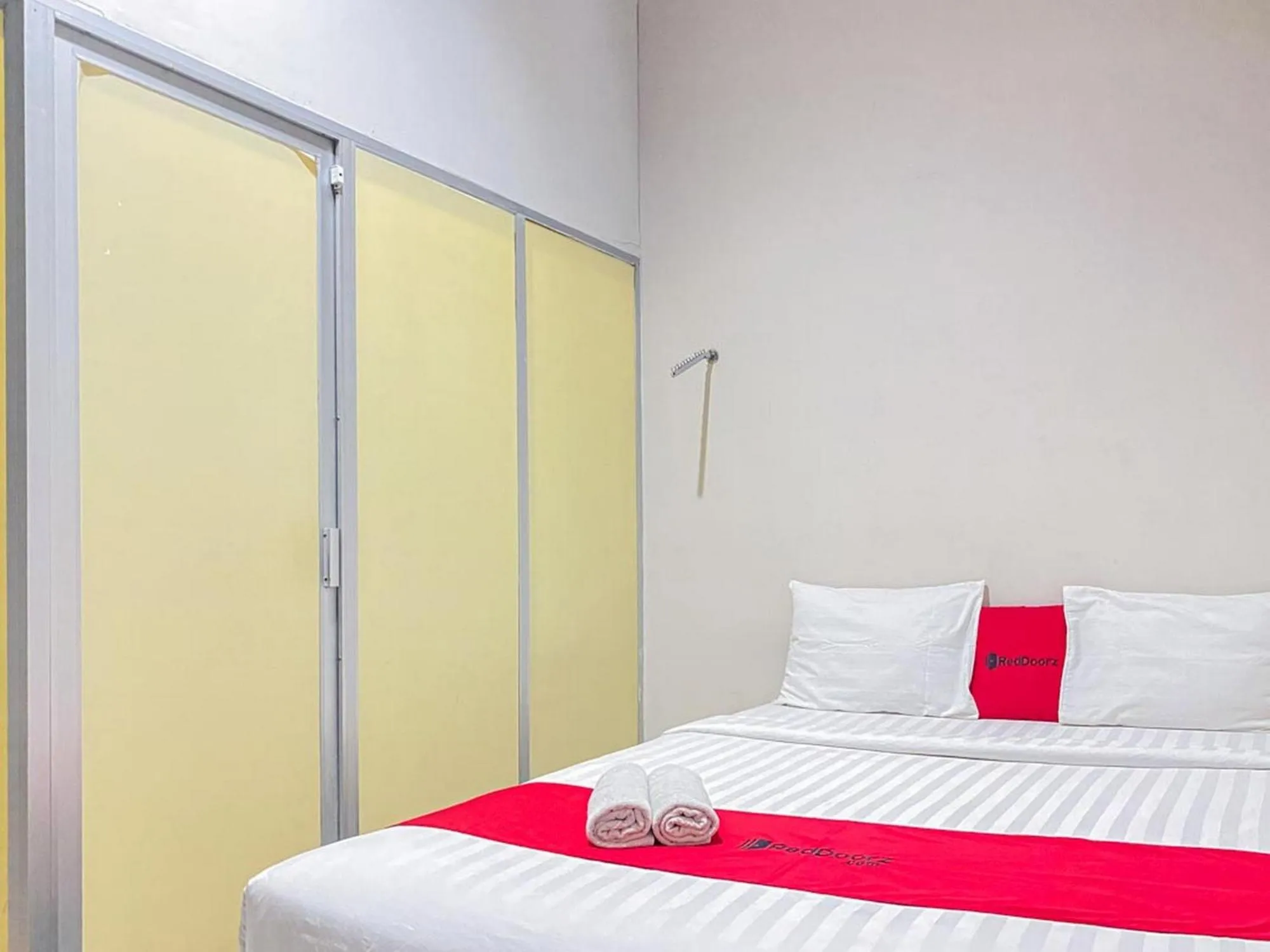 Bed in RedDoorz near Taman Flora Bratang Surabaya