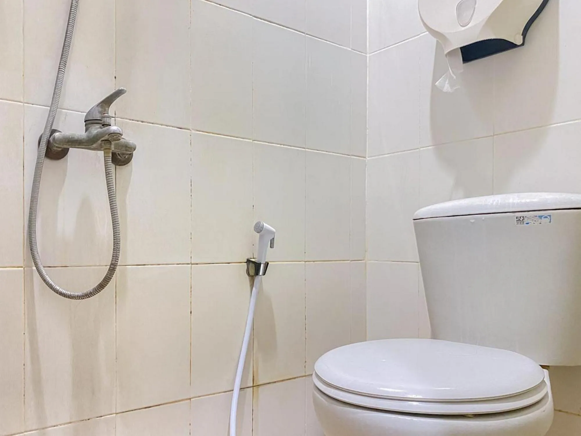 Shower in RedDoorz near Taman Flora Bratang Surabaya