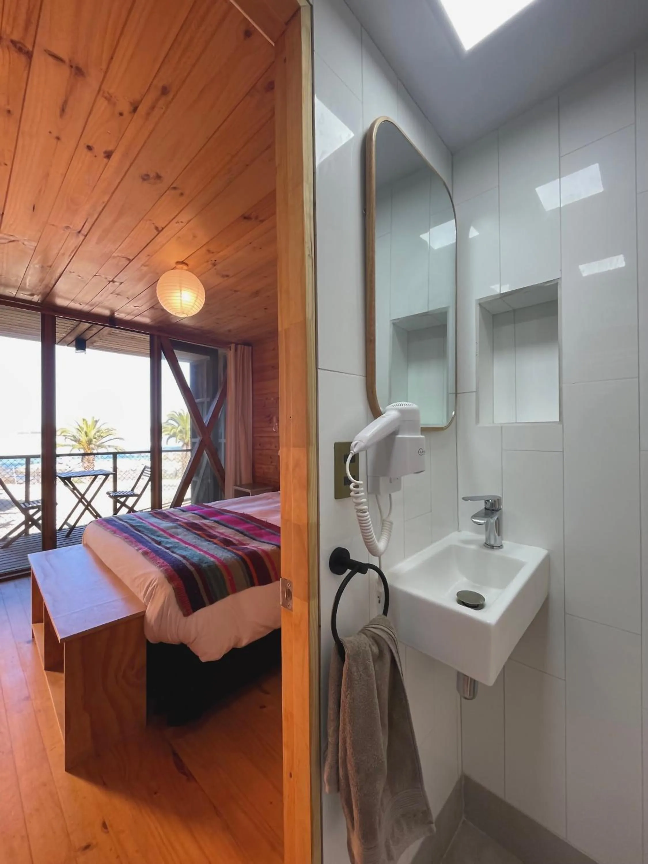 Bathroom, Bed in La Ritoqueña Hotel de Playa