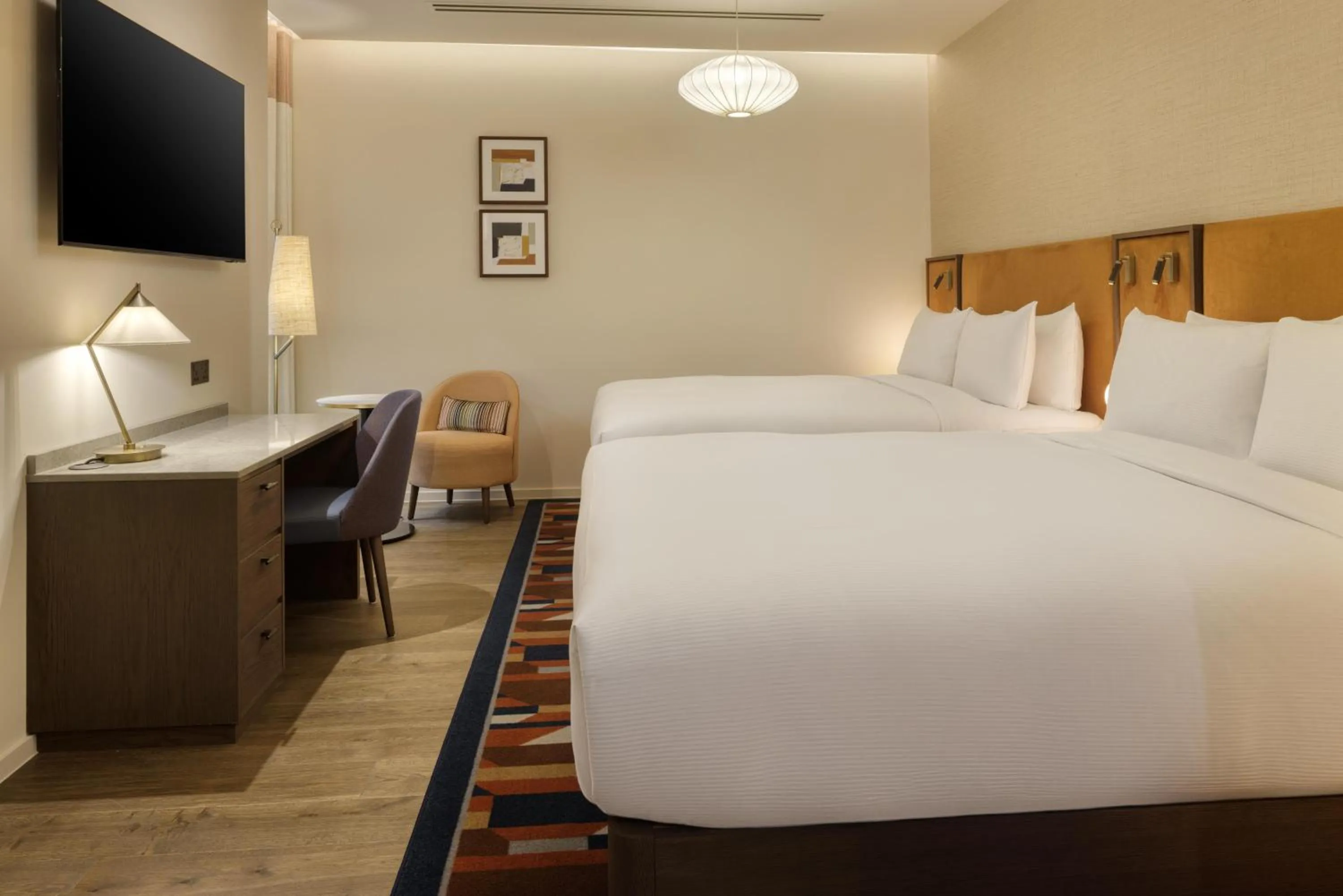 Bed in DoubleTree by Hilton London – West End