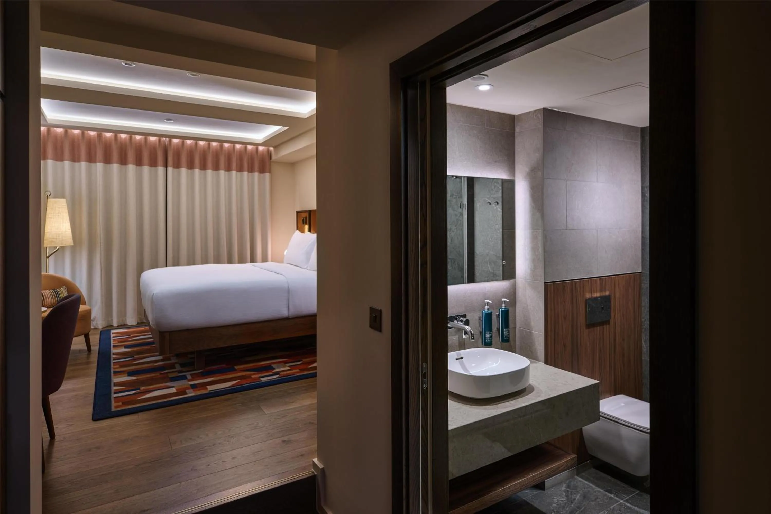 Bed in DoubleTree by Hilton London – West End