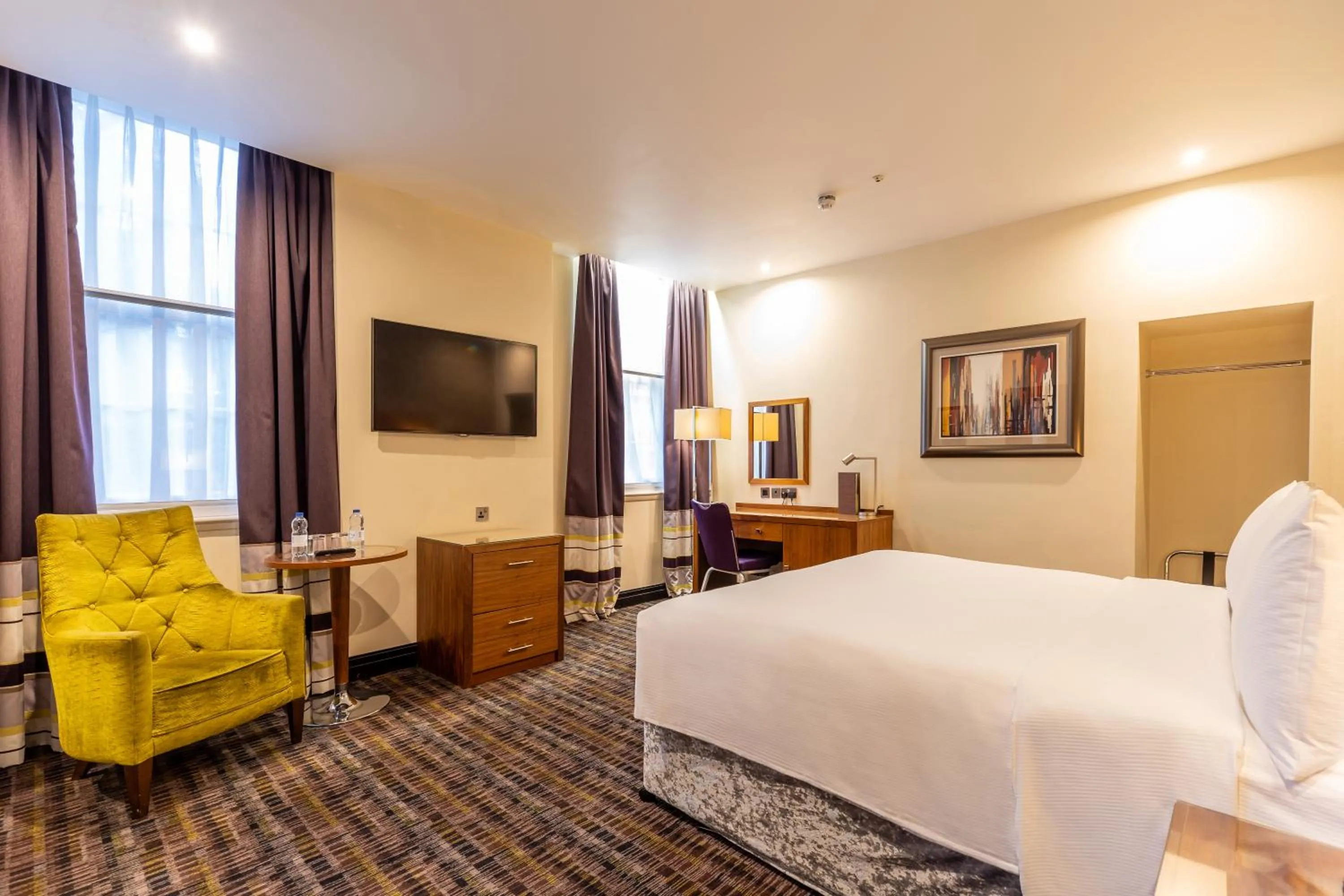 Bedroom, Bed in DoubleTree by Hilton London – West End