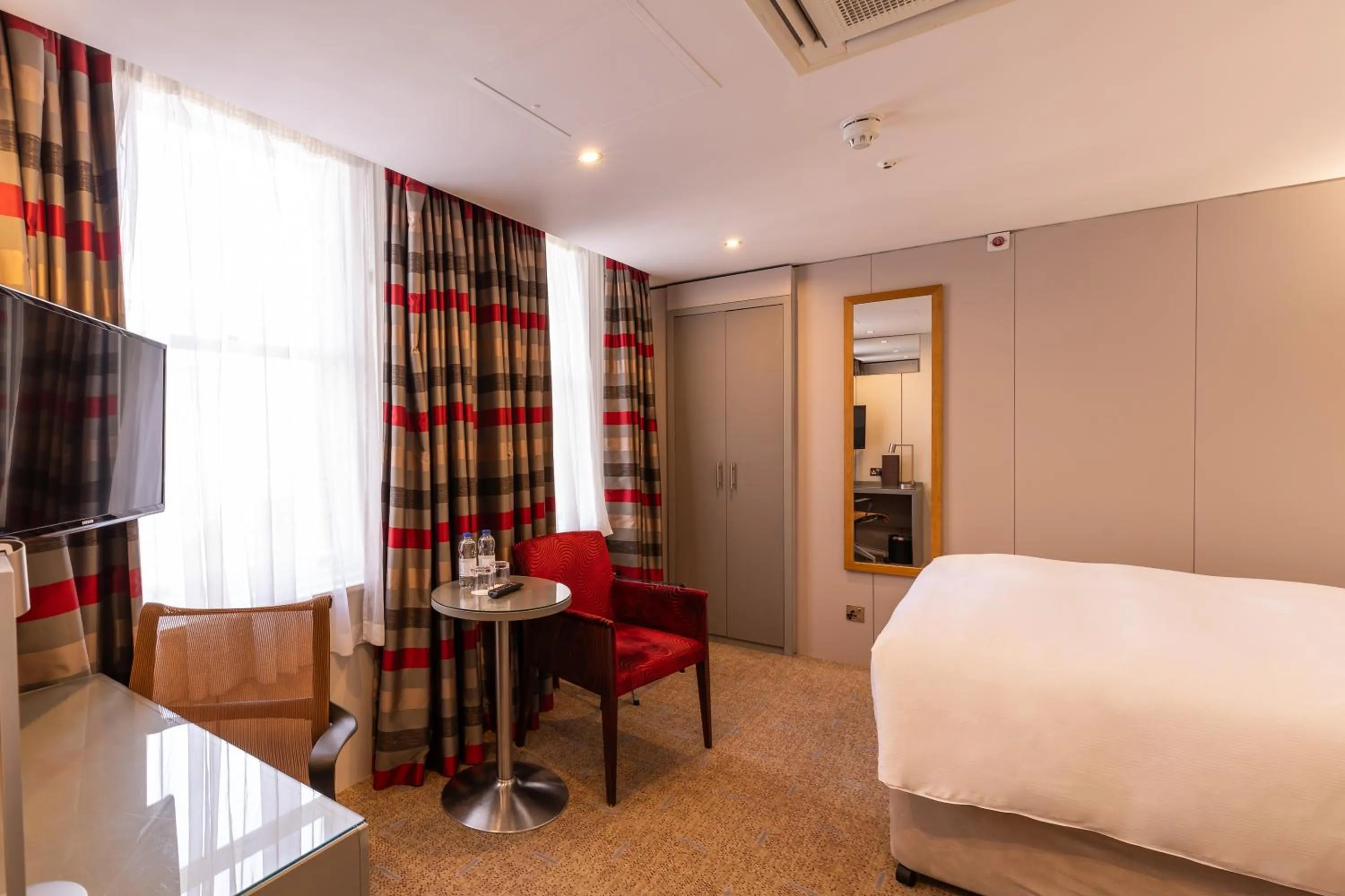 Bedroom, Bed in DoubleTree by Hilton London – West End