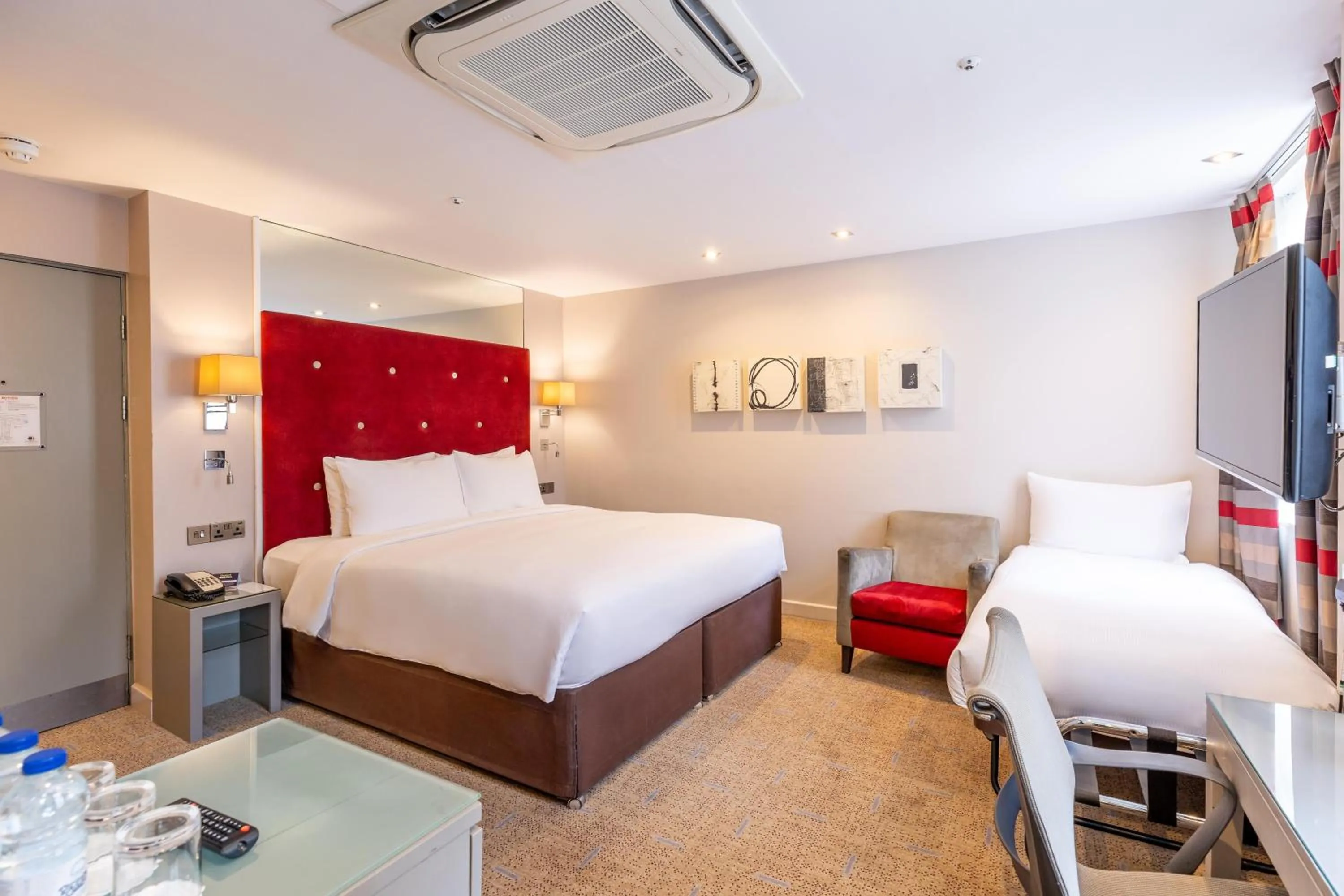 Bed in DoubleTree by Hilton London – West End