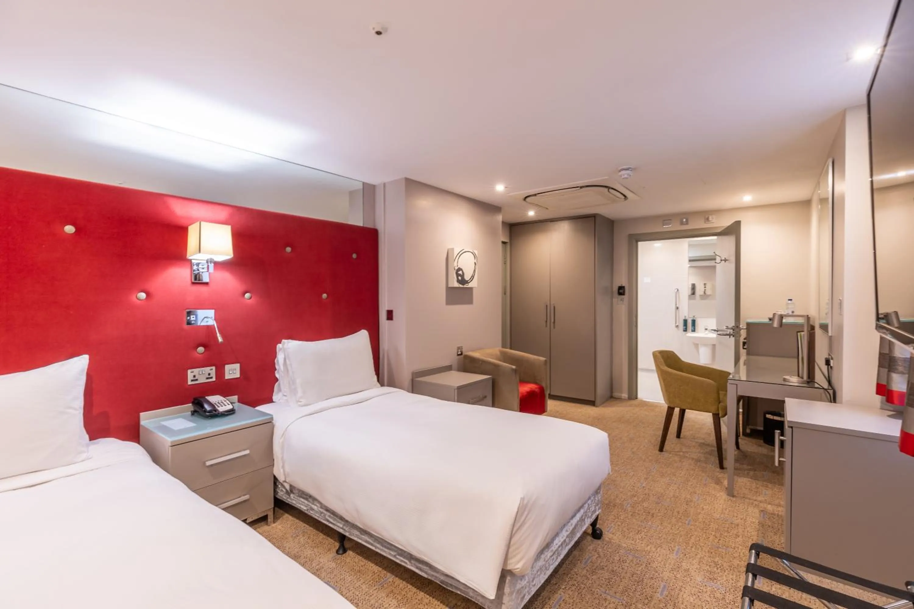 Bed in DoubleTree by Hilton London – West End