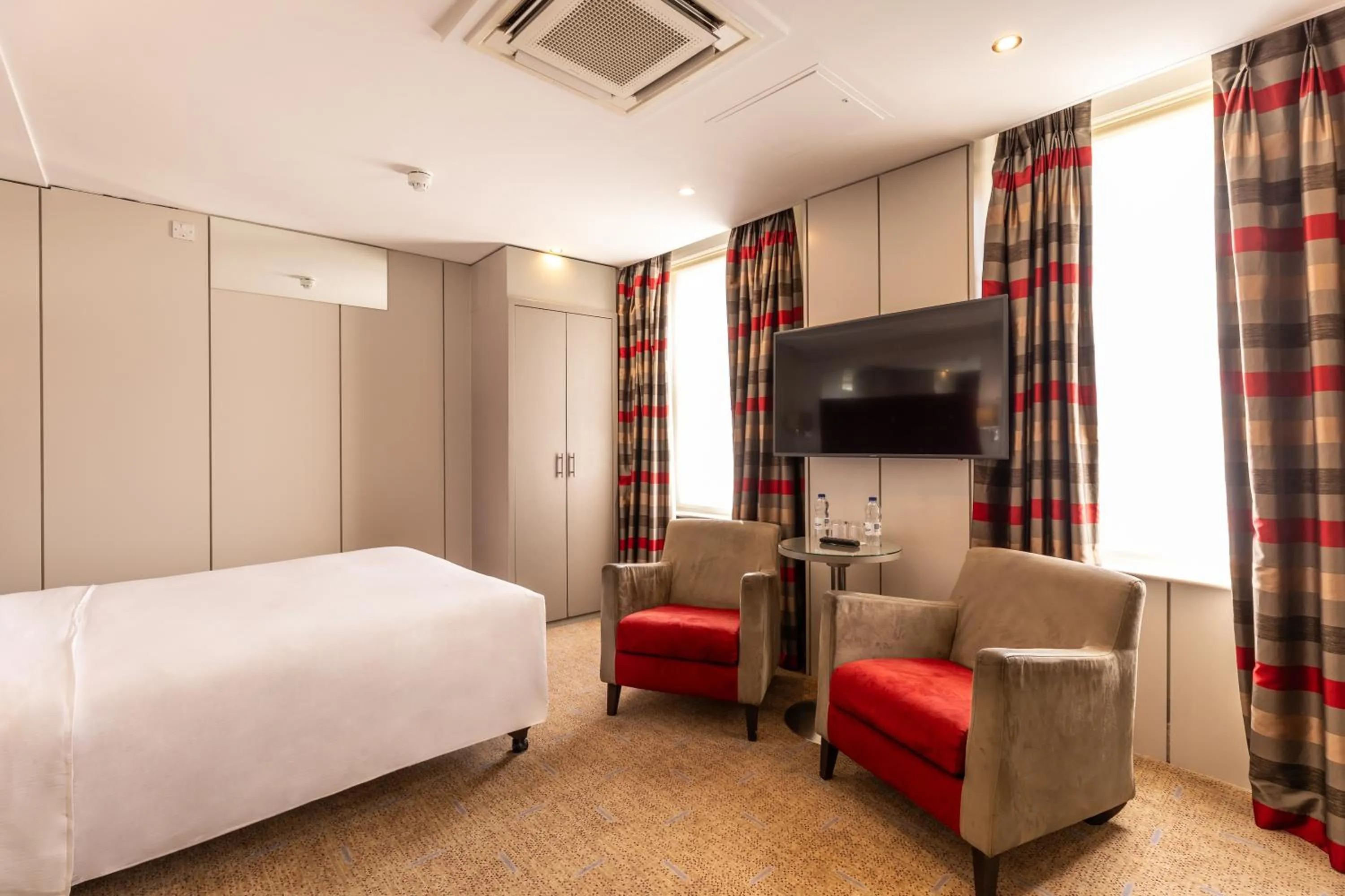 Bedroom, Bed in DoubleTree by Hilton London – West End