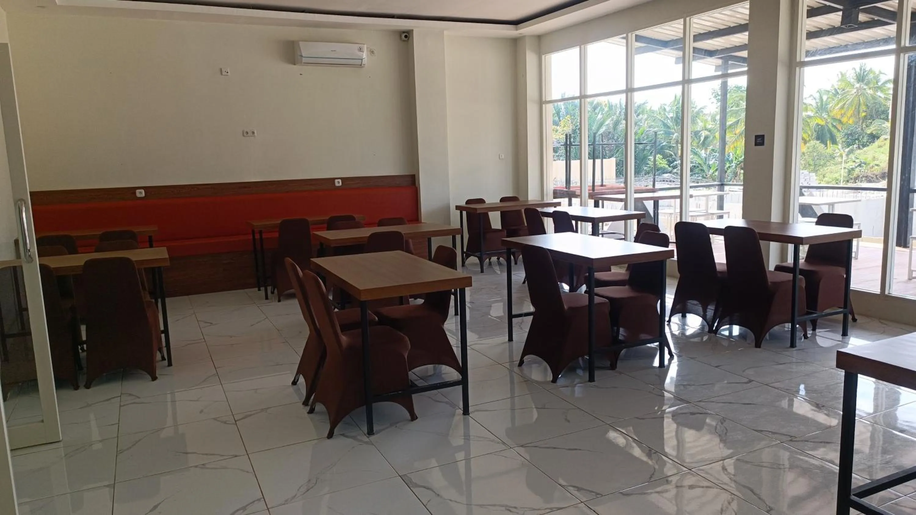 Restaurant/places to eat in Hotel Apex Dobo