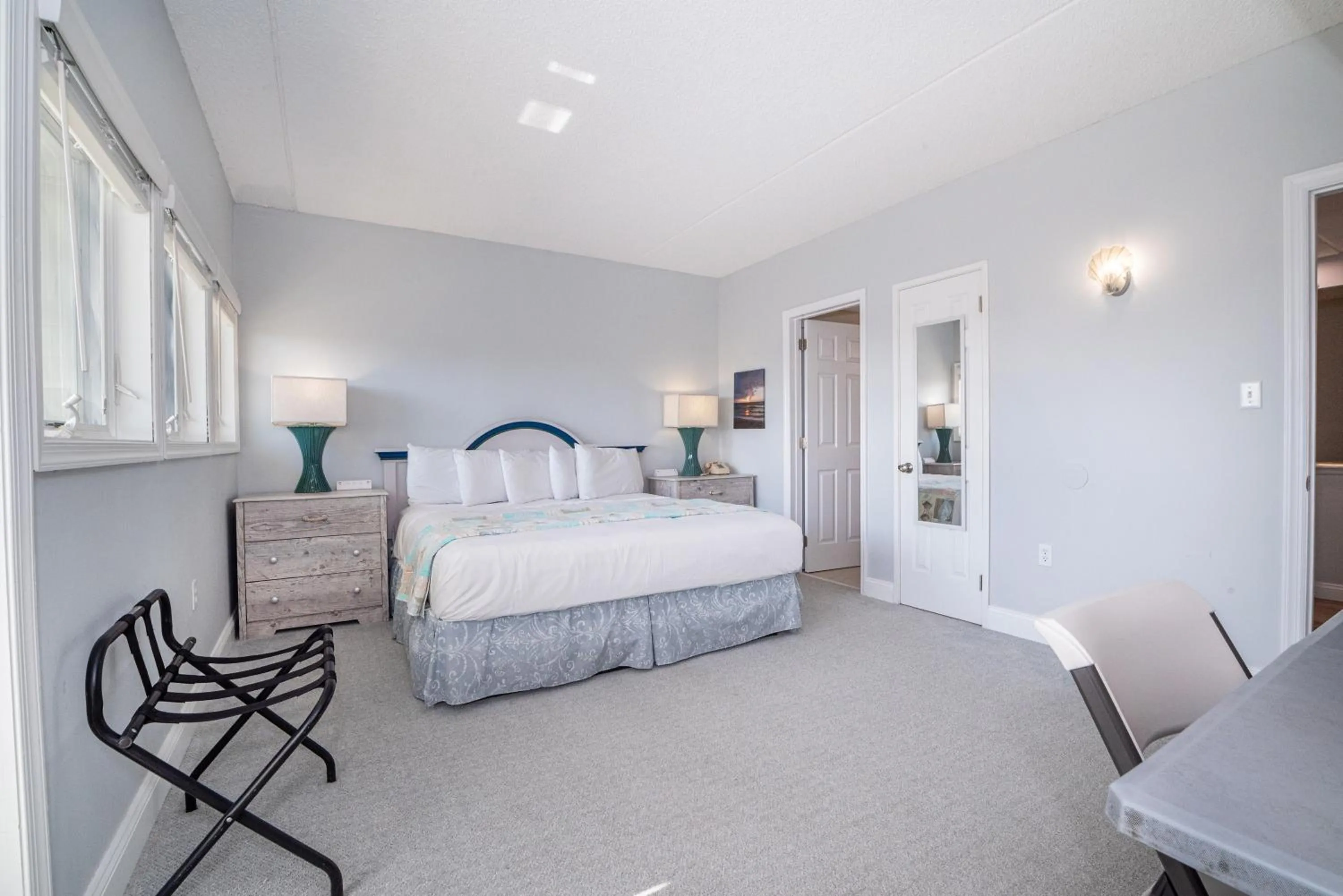 Bedroom, Bed in Biscayne Suites