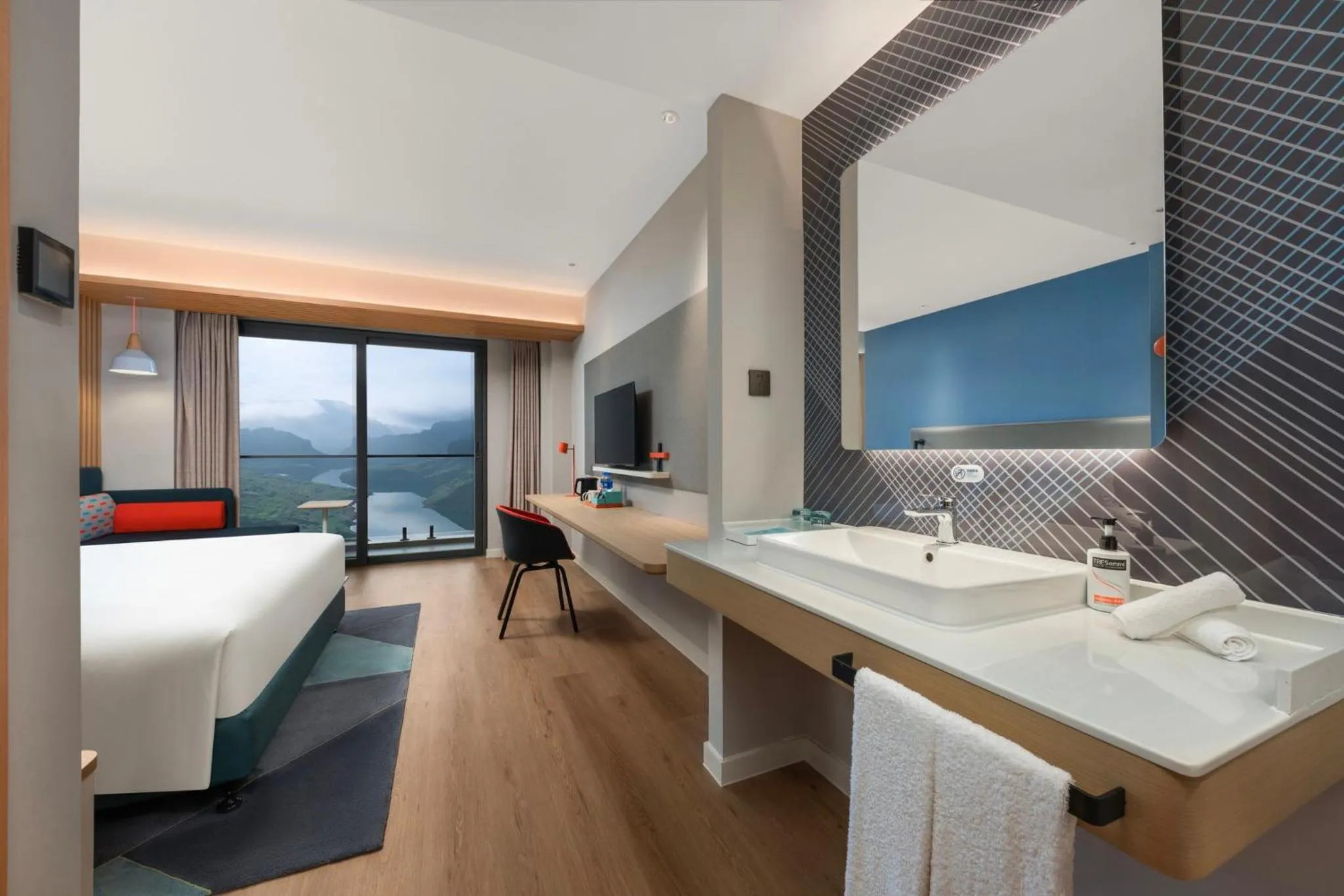 Photo of the whole room, Bed in Holiday Inn Express Wawu Mountain by IHG