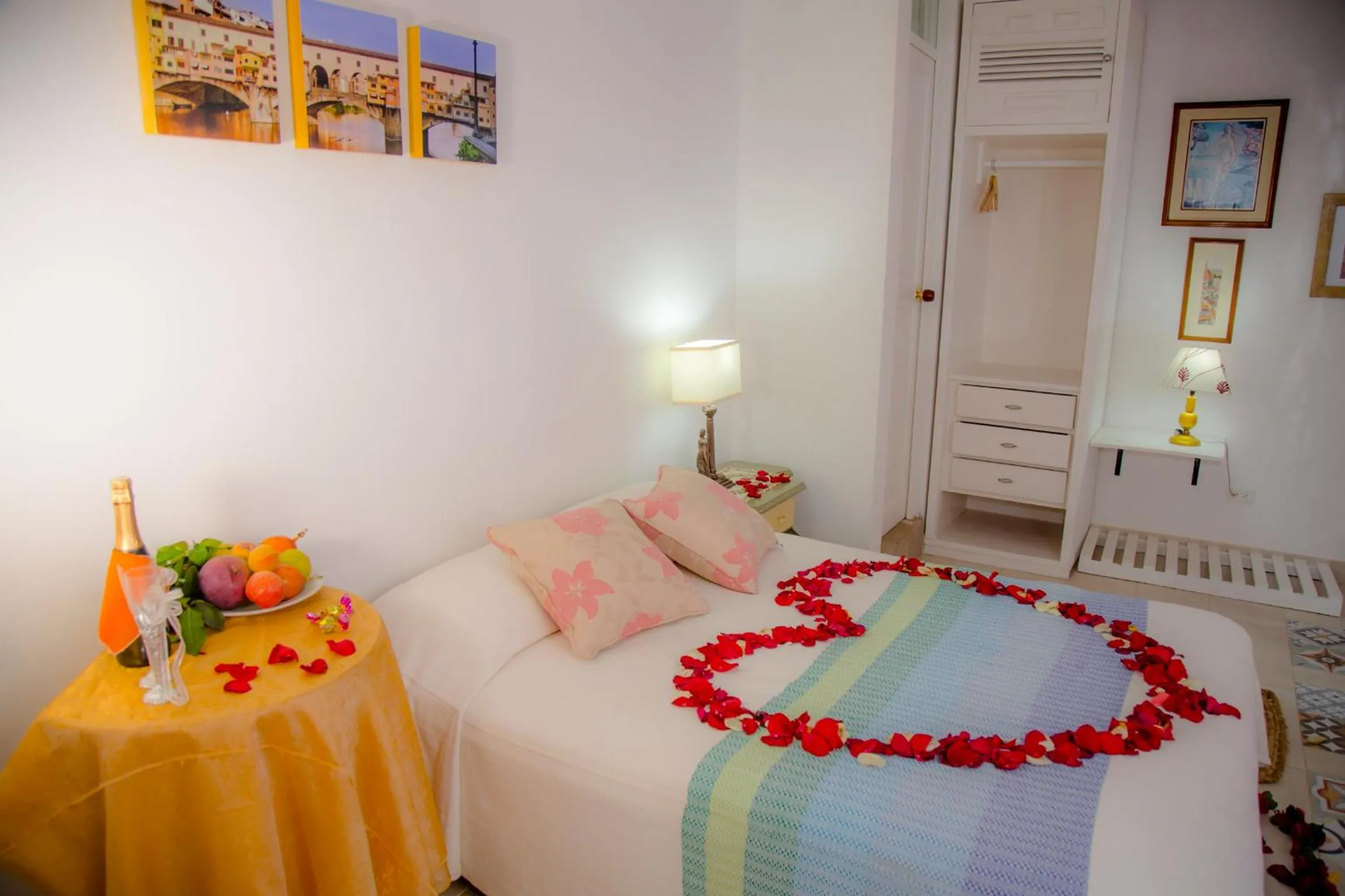 Photo of the whole room, Bed in Posada Las Bromelias