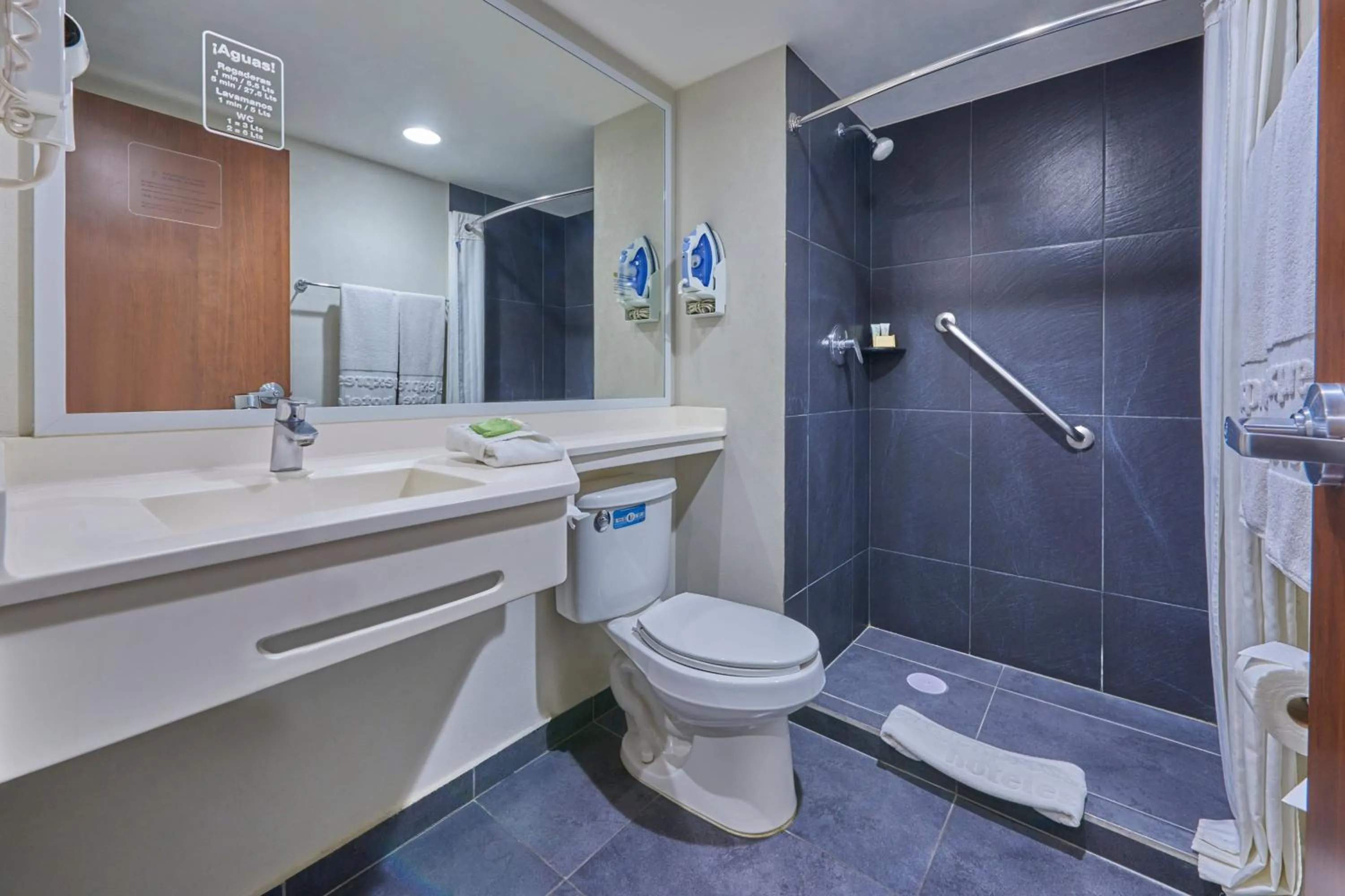 Bathroom in City Express by Marriott Tehuacan